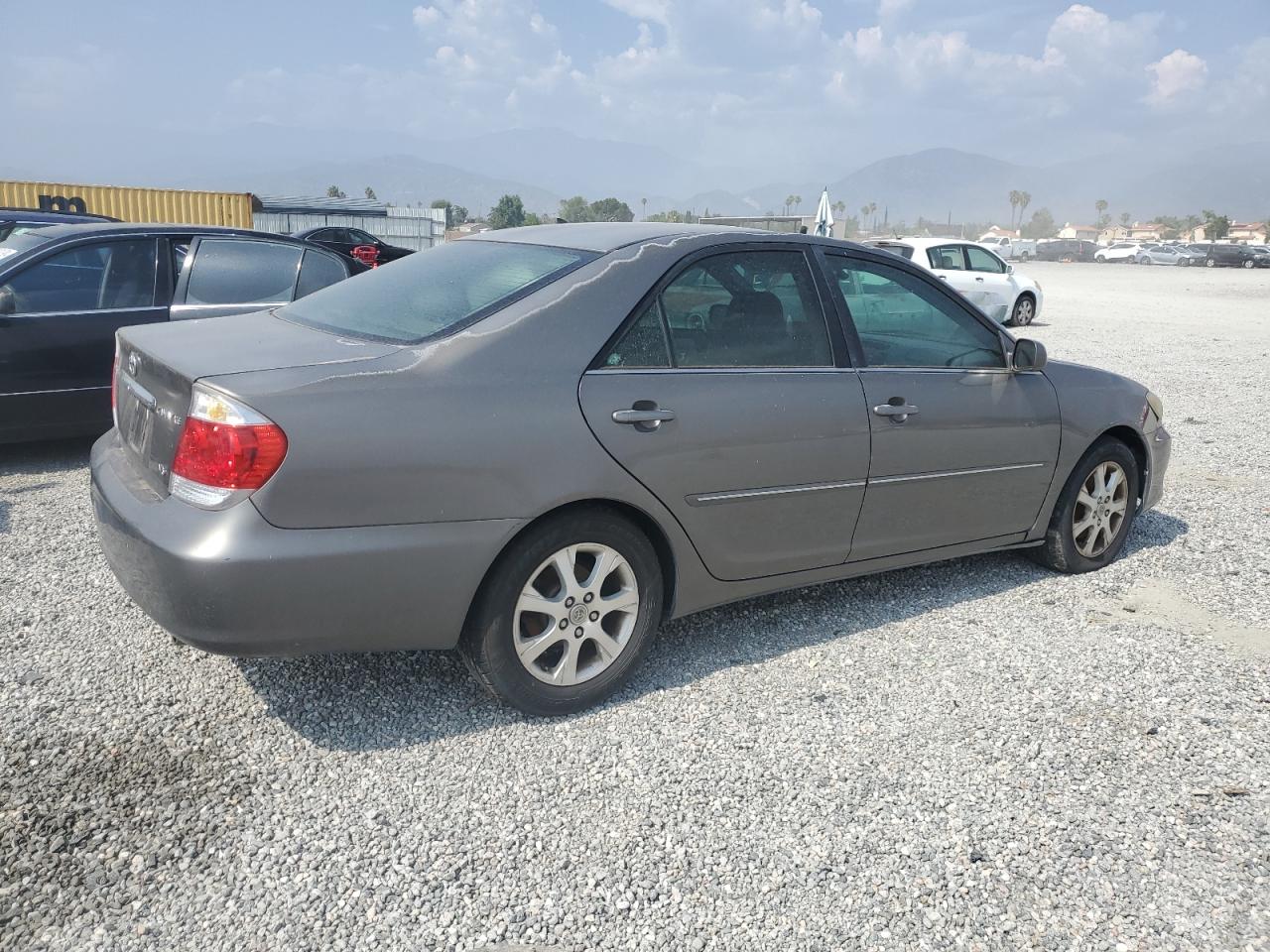 Photo 2 VIN: 4T1BF32K45U604136 - TOYOTA CAMRY 