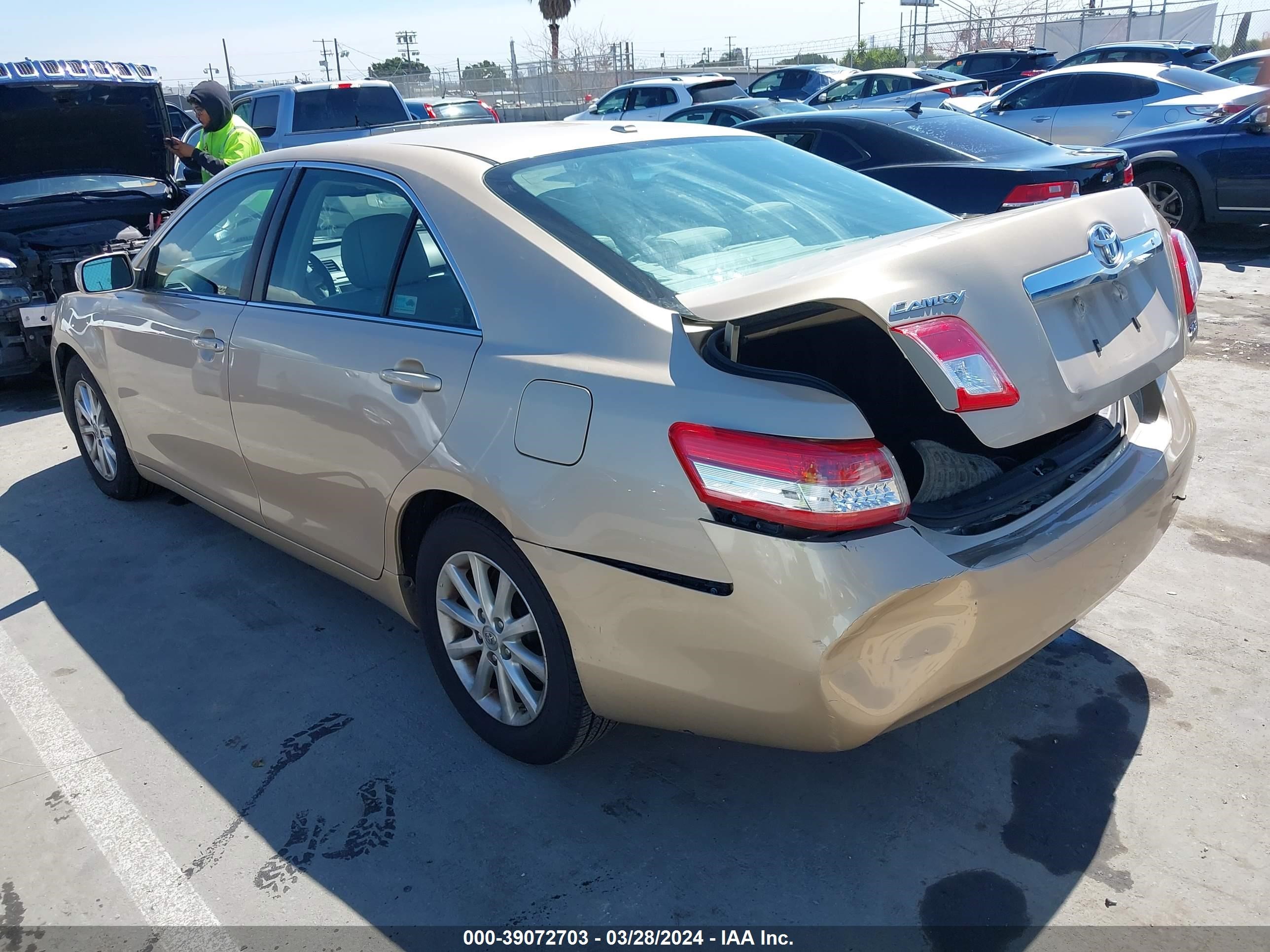 Photo 2 VIN: 4T1BF3EK3AU569269 - TOYOTA CAMRY 