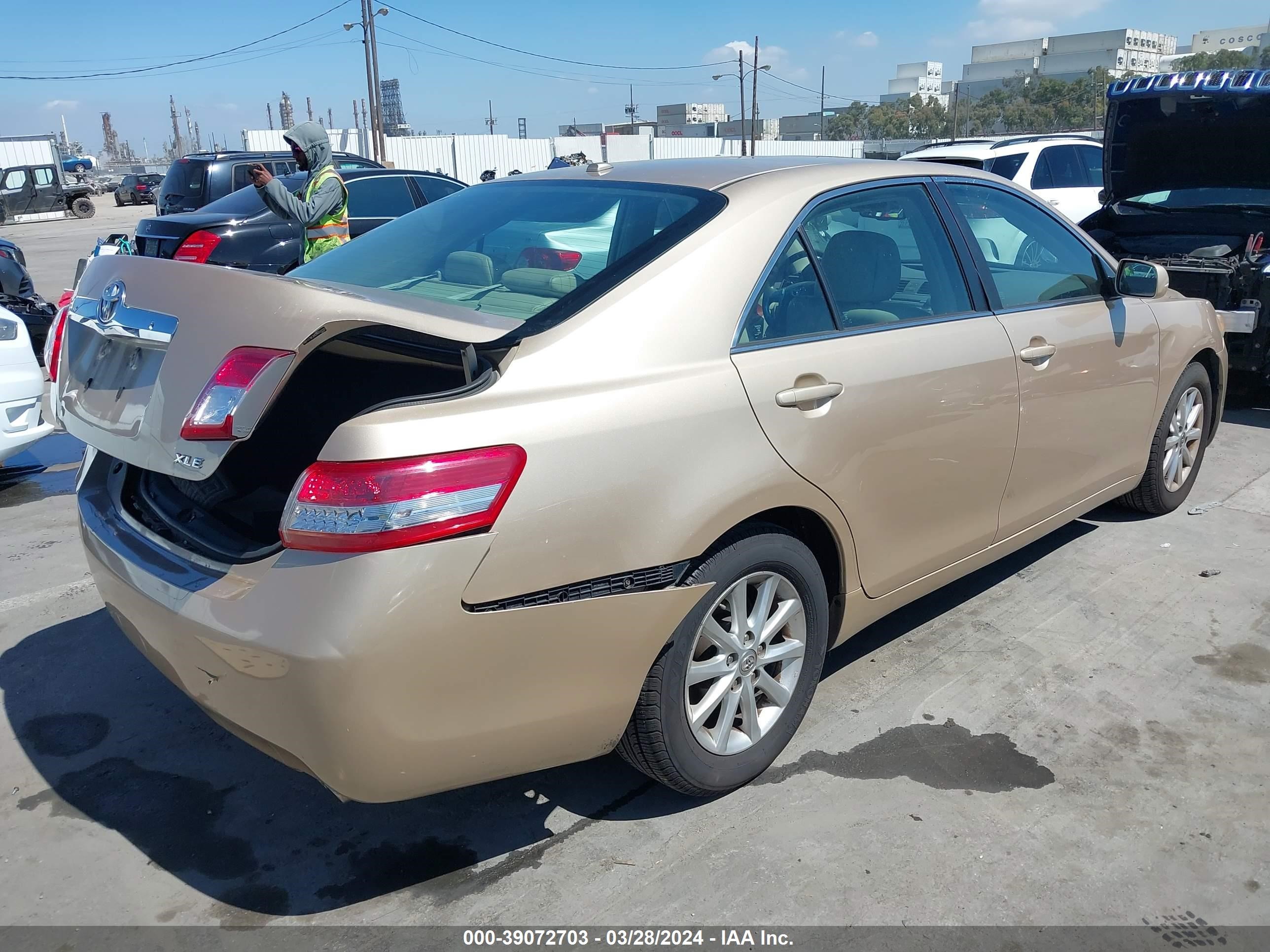 Photo 3 VIN: 4T1BF3EK3AU569269 - TOYOTA CAMRY 