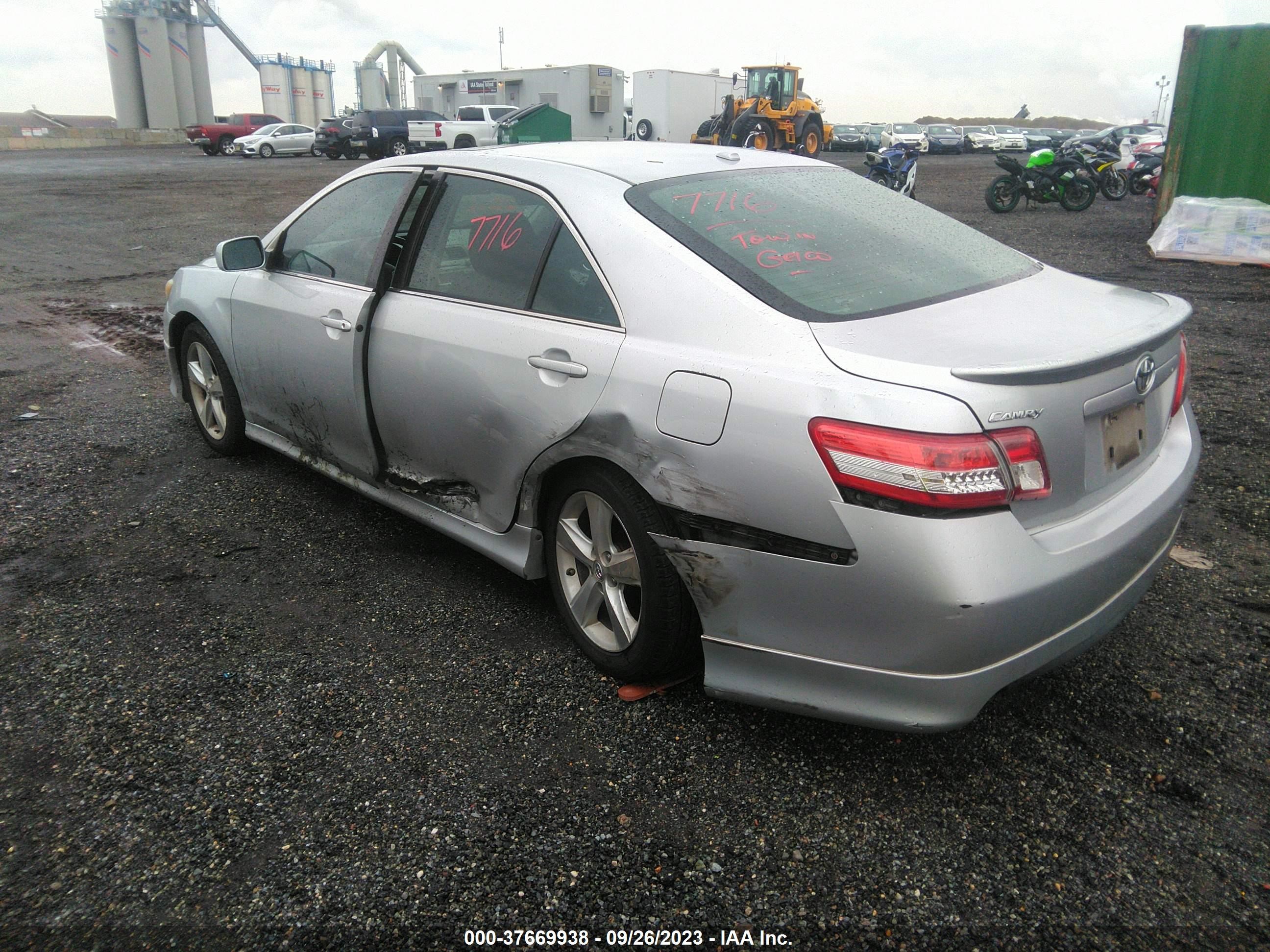 Photo 2 VIN: 4T1BF3EK3BU194212 - TOYOTA CAMRY 