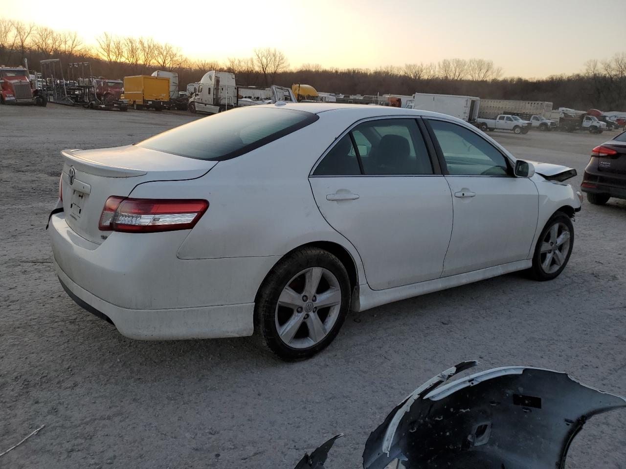 Photo 2 VIN: 4T1BF3EK3BU673021 - TOYOTA CAMRY 