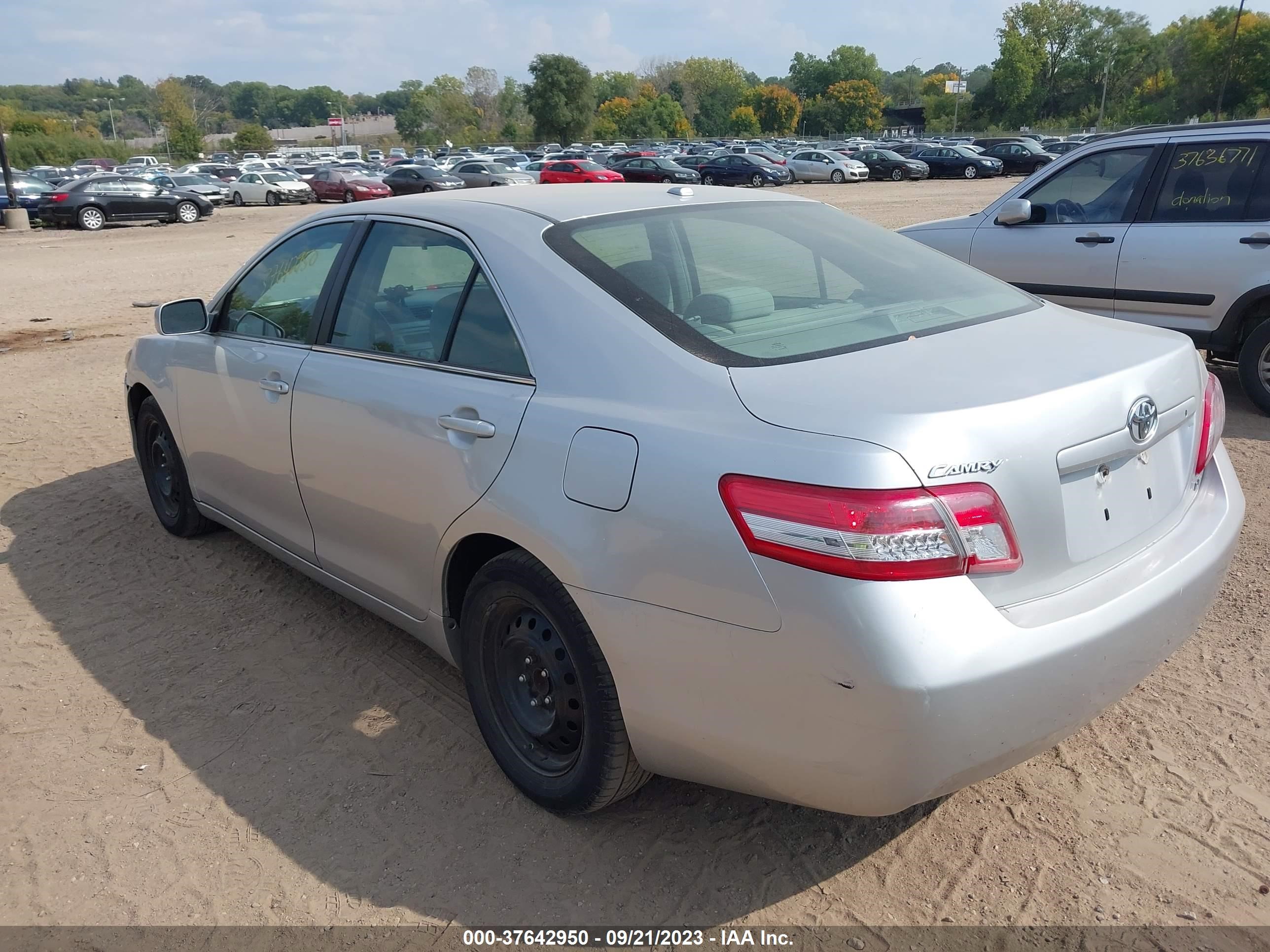 Photo 2 VIN: 4T1BF3EK5AU051647 - TOYOTA CAMRY 