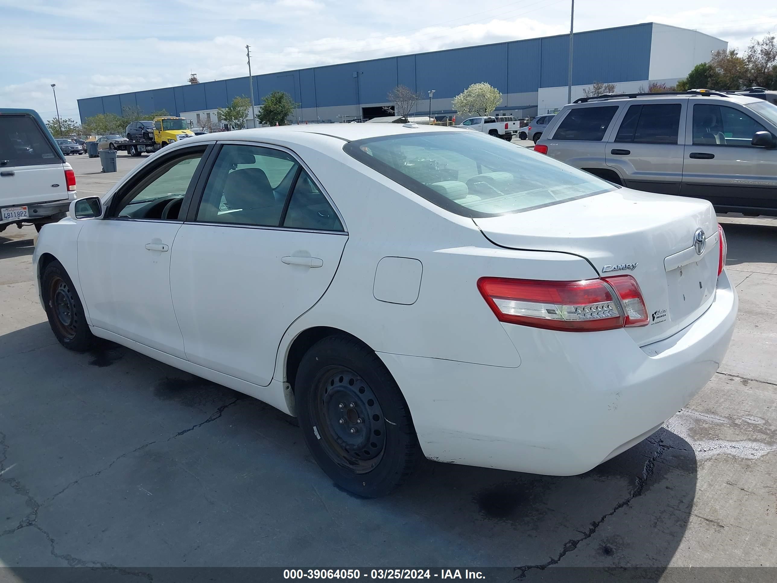 Photo 2 VIN: 4T1BF3EK6BU639977 - TOYOTA CAMRY 