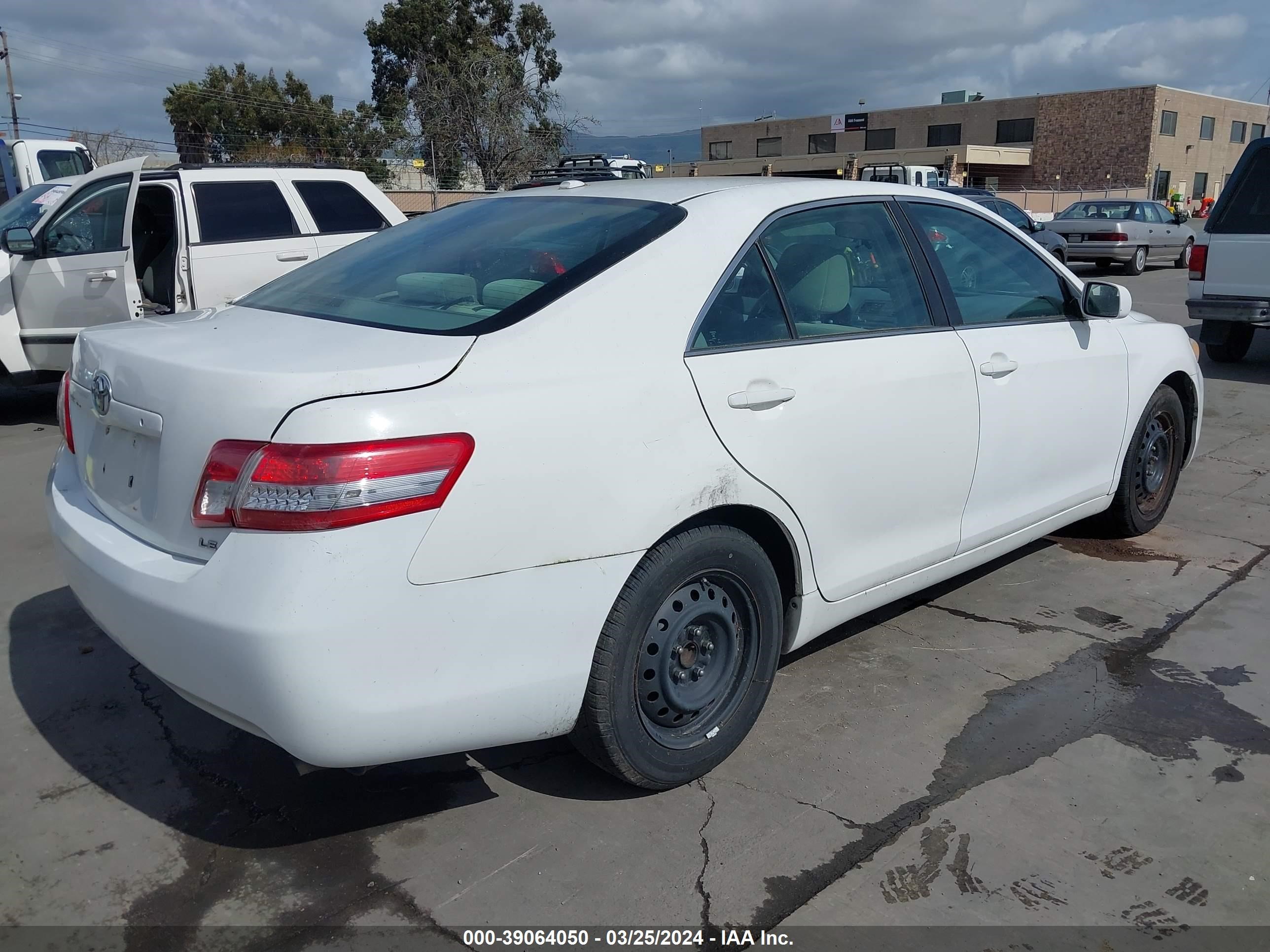 Photo 3 VIN: 4T1BF3EK6BU639977 - TOYOTA CAMRY 