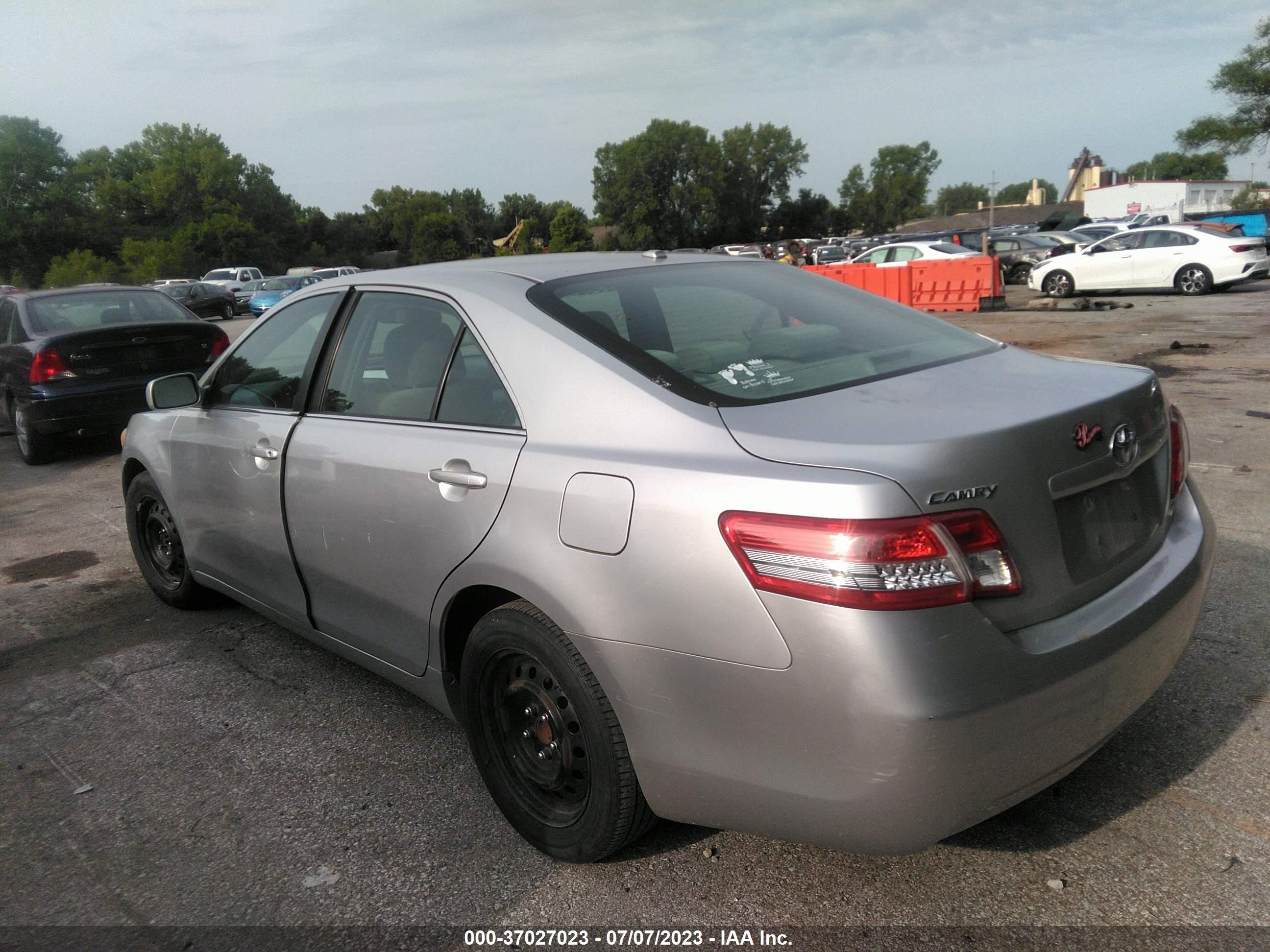 Photo 2 VIN: 4T1BF3EK9AU090841 - TOYOTA CAMRY 