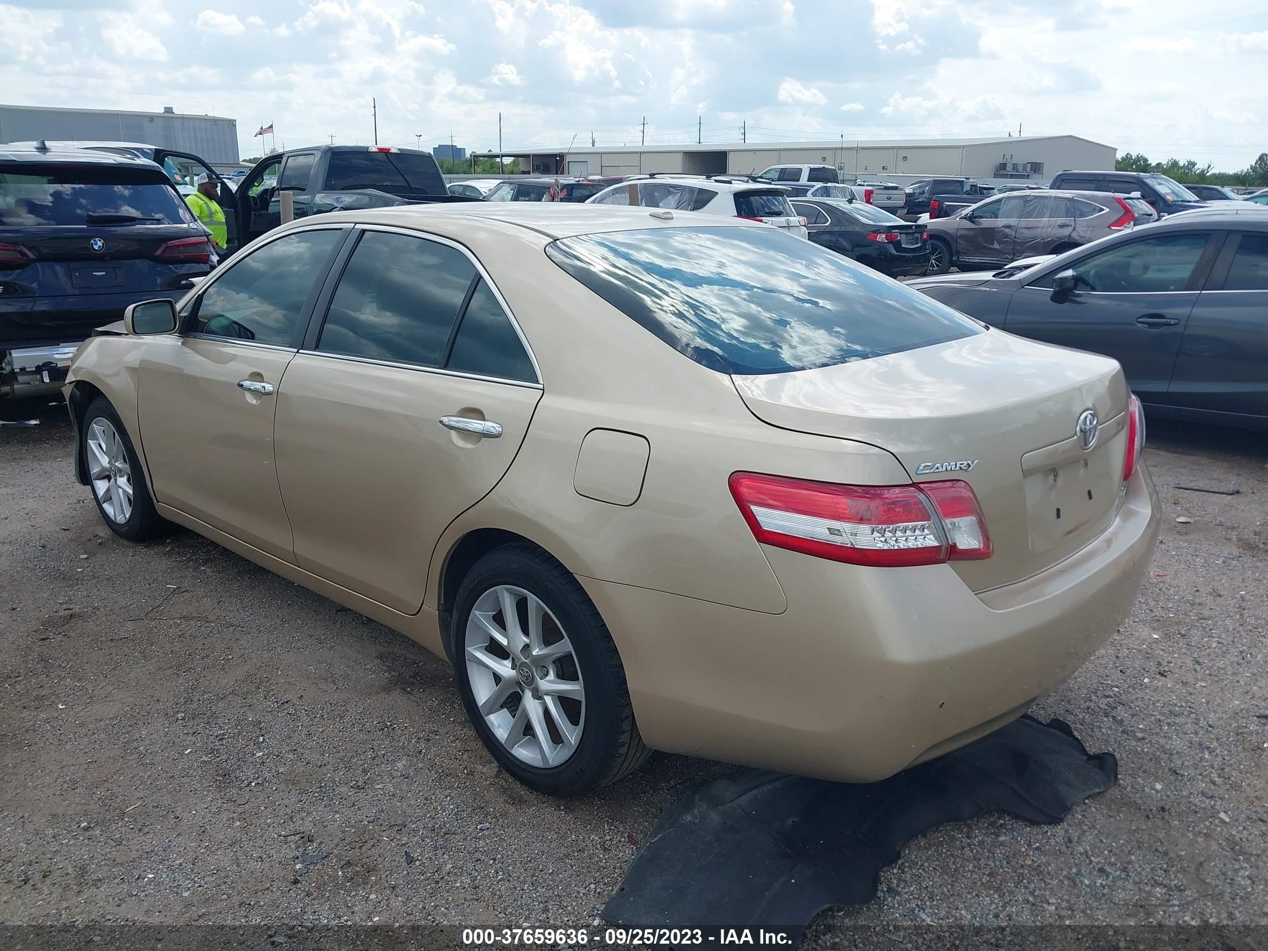 Photo 2 VIN: 4T1BF3EK9BU219047 - TOYOTA CAMRY 