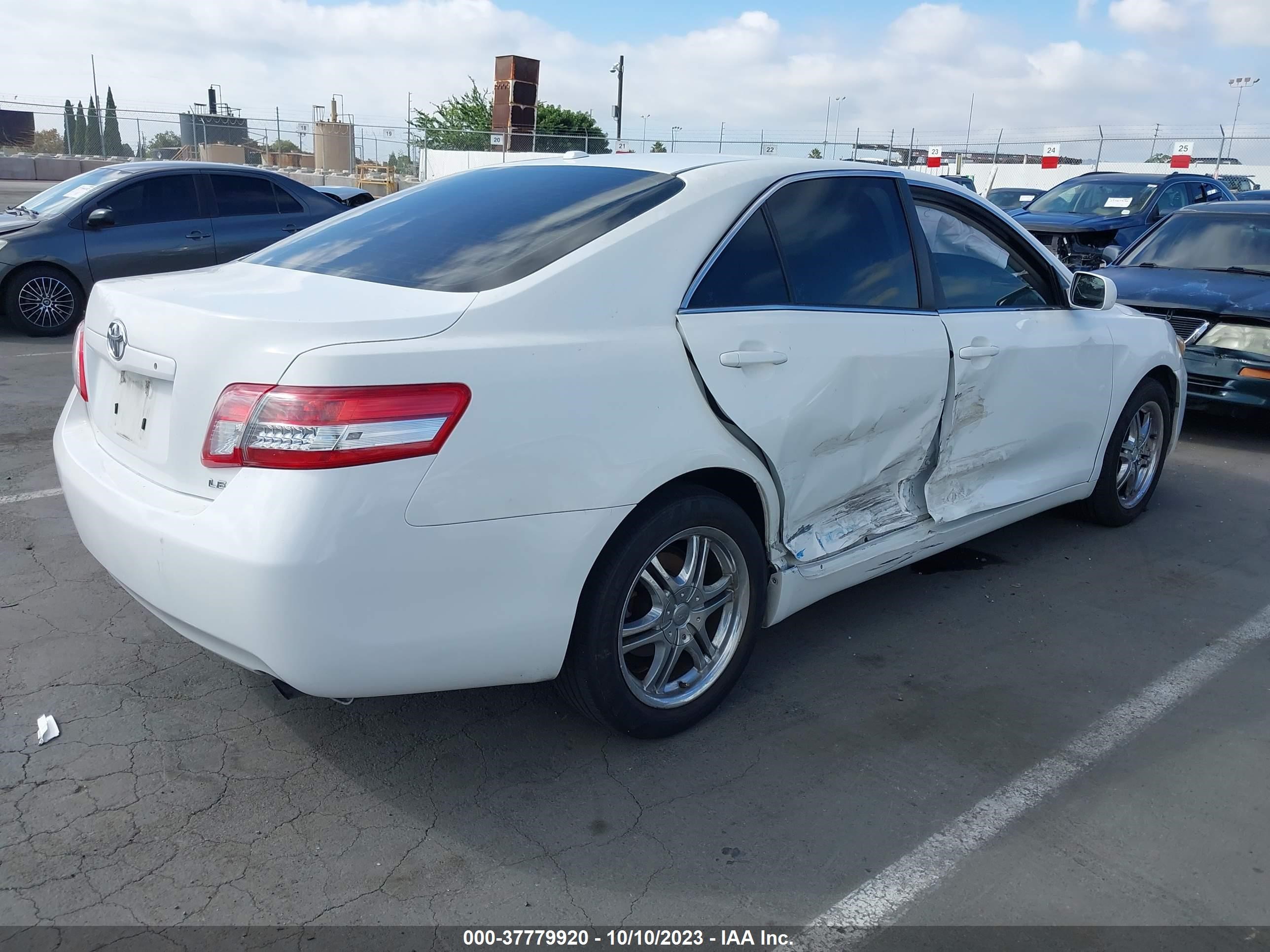 Photo 3 VIN: 4T1BF3EK9BU604009 - TOYOTA CAMRY 