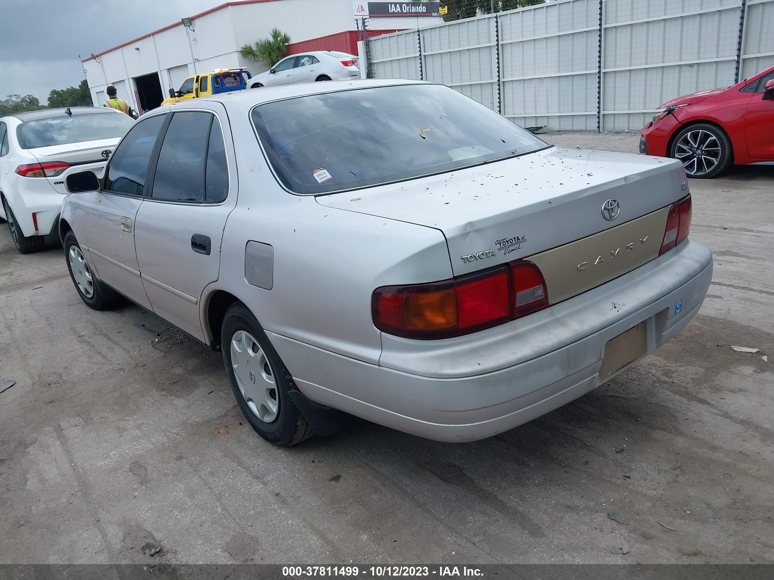 Photo 2 VIN: 4T1BG12K6TU752819 - TOYOTA CAMRY 