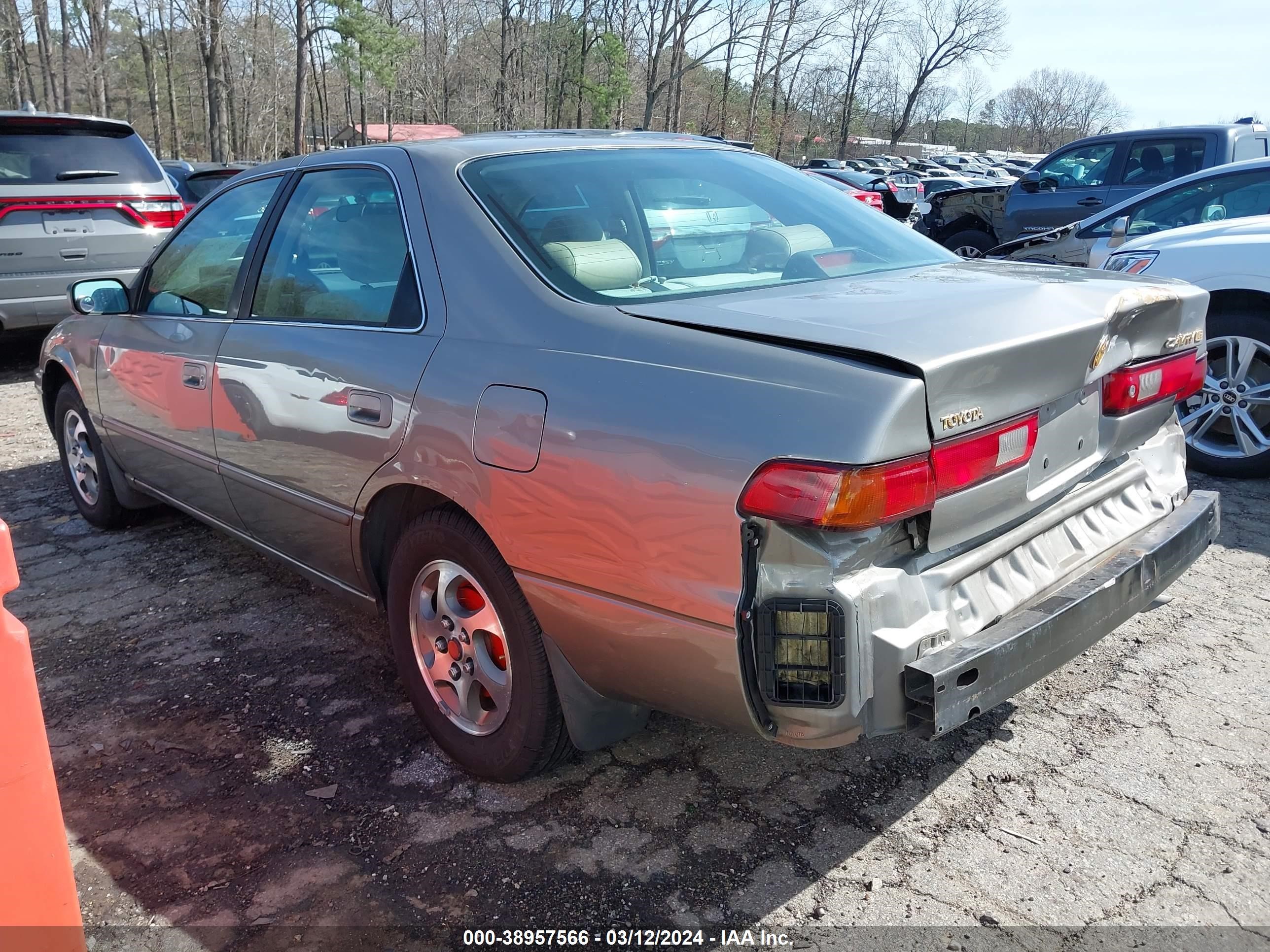 Photo 2 VIN: 4T1BG22K0WU289439 - TOYOTA CAMRY 