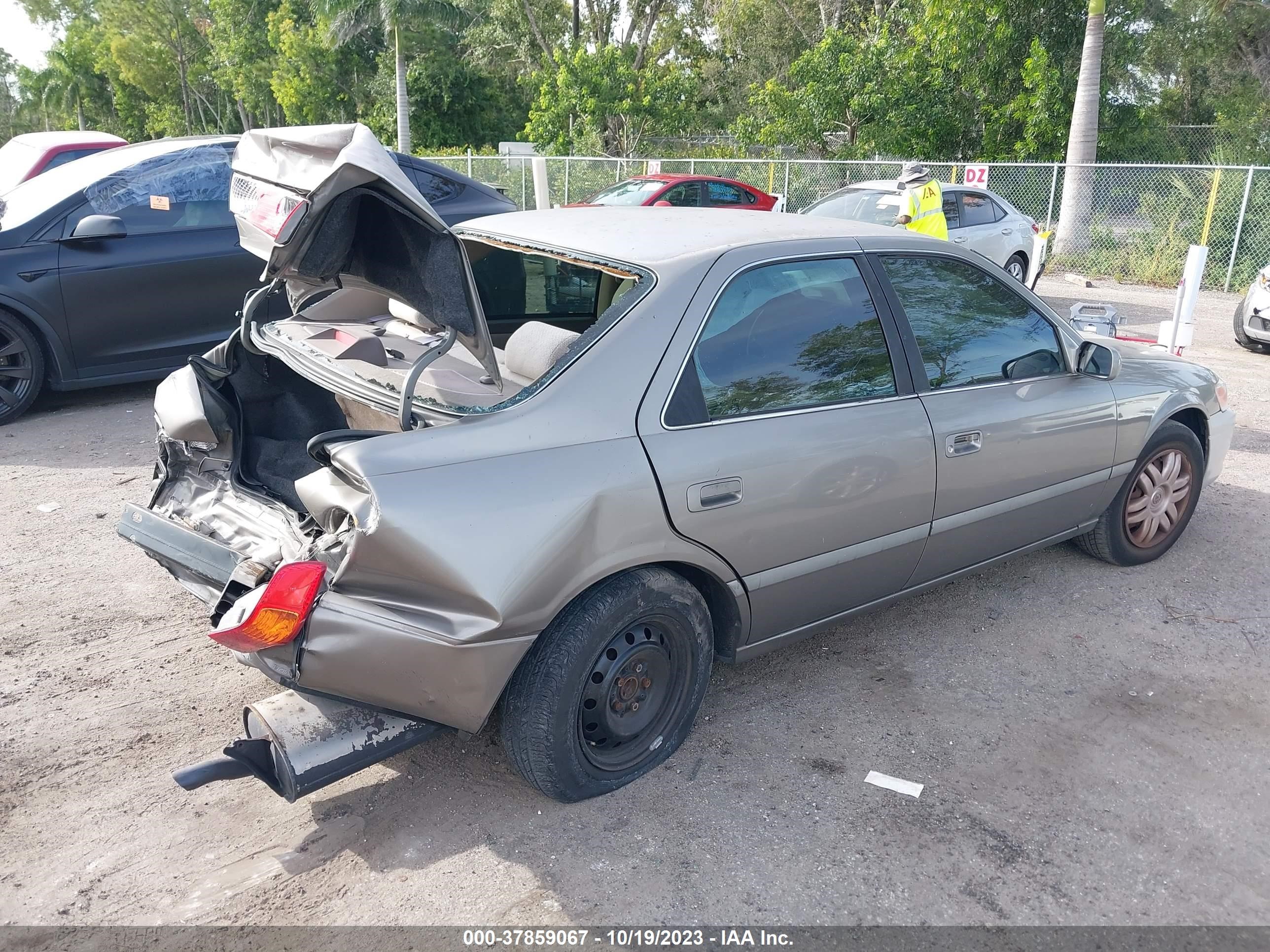 Photo 3 VIN: 4T1BG22K11U050037 - TOYOTA CAMRY 