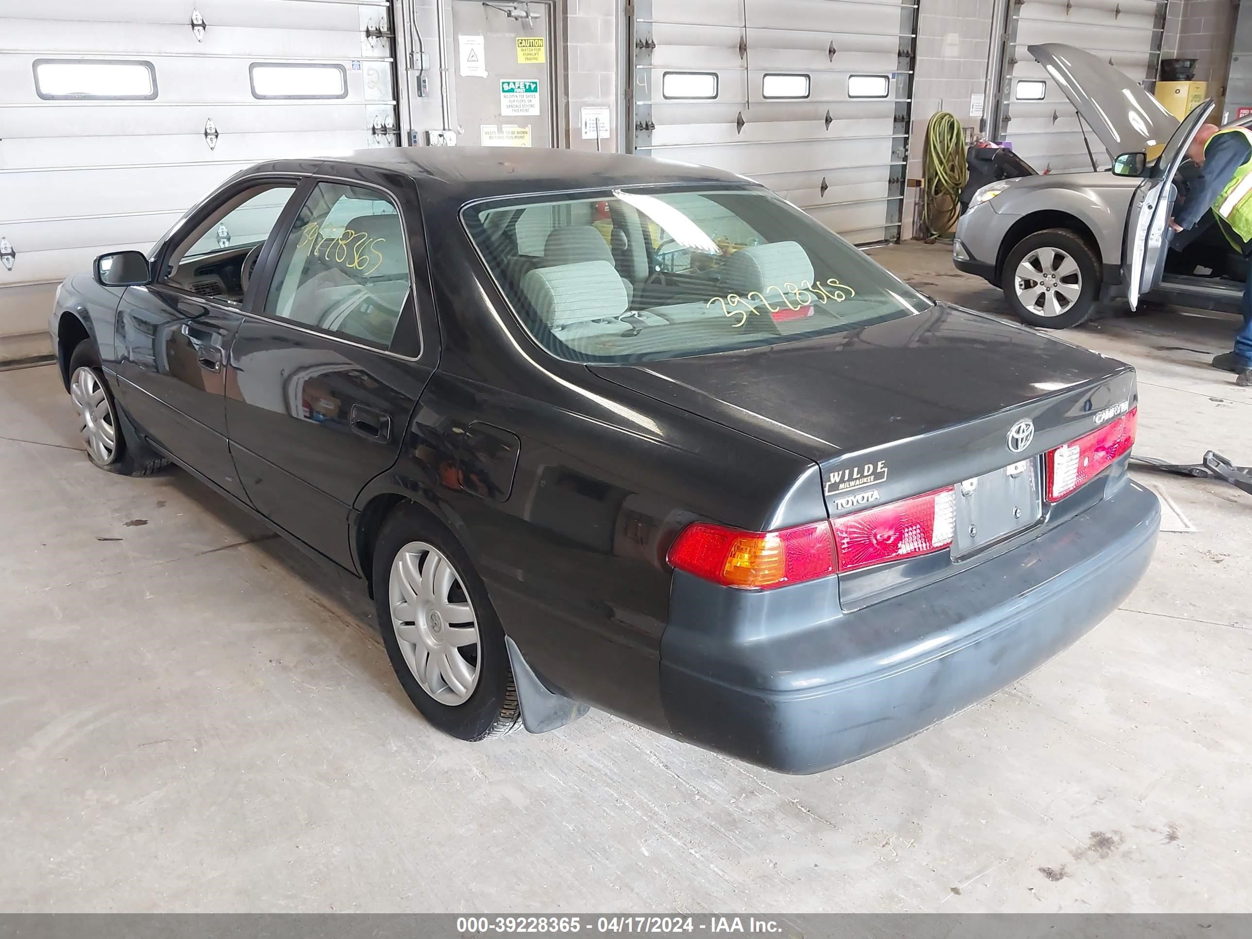 Photo 2 VIN: 4T1BG22K21U118152 - TOYOTA CAMRY 