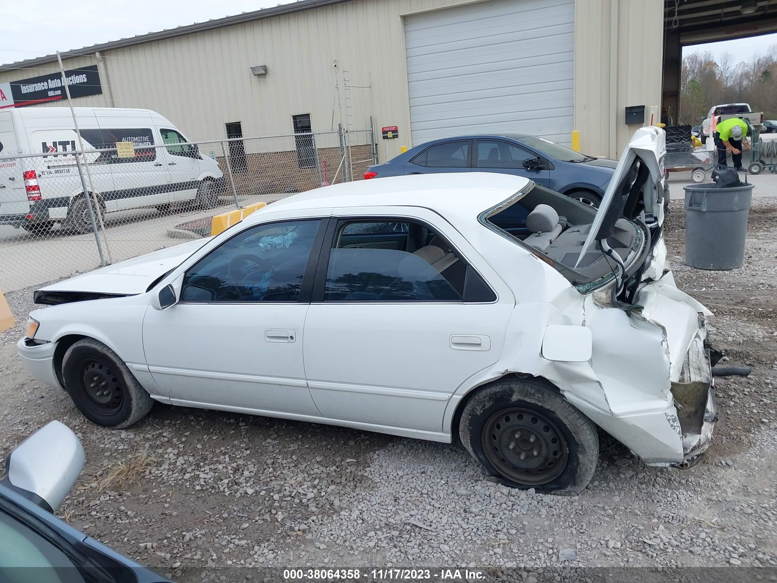 Photo 13 VIN: 4T1BG22K5XU591701 - TOYOTA CAMRY 