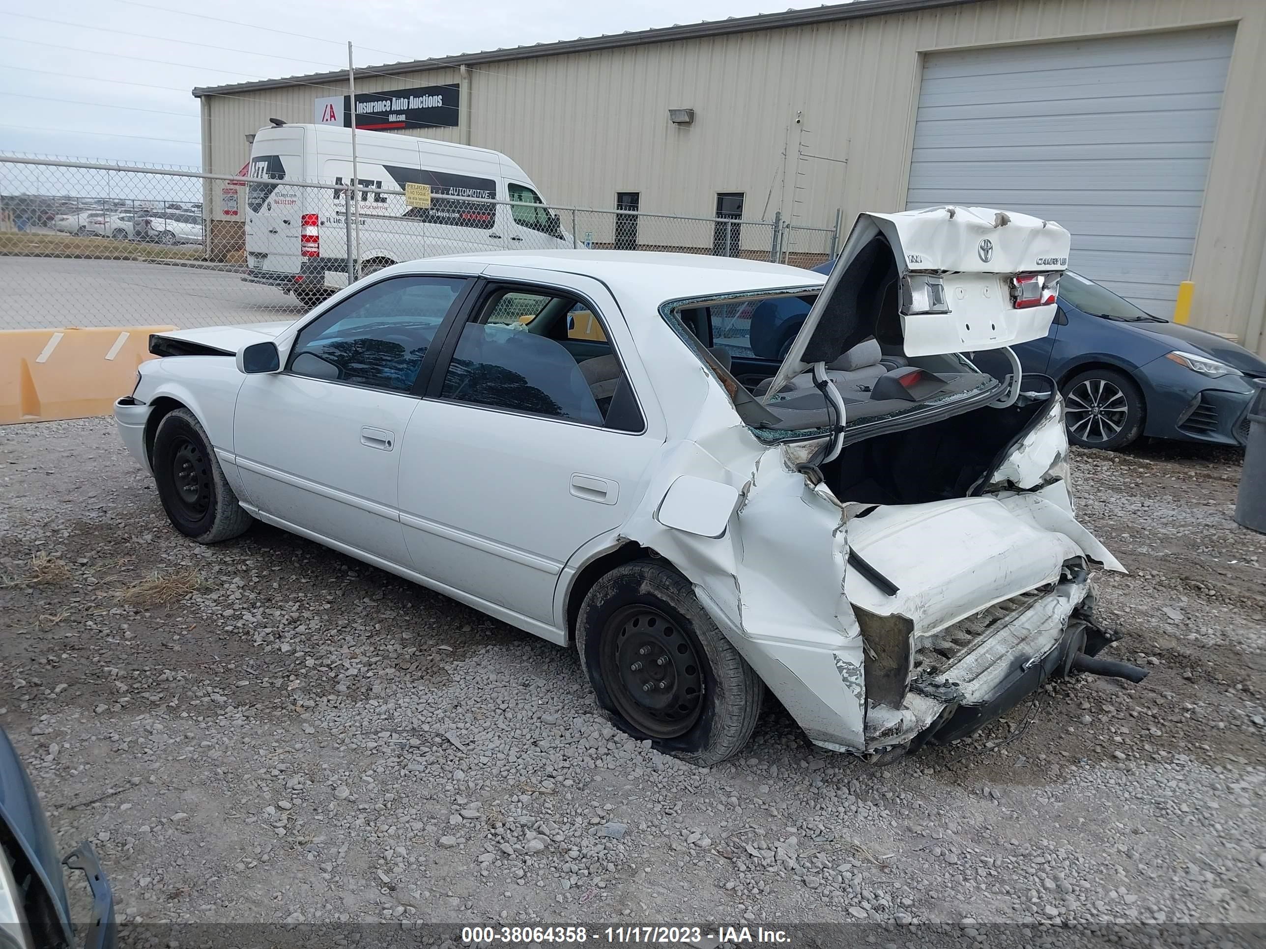 Photo 2 VIN: 4T1BG22K5XU591701 - TOYOTA CAMRY 