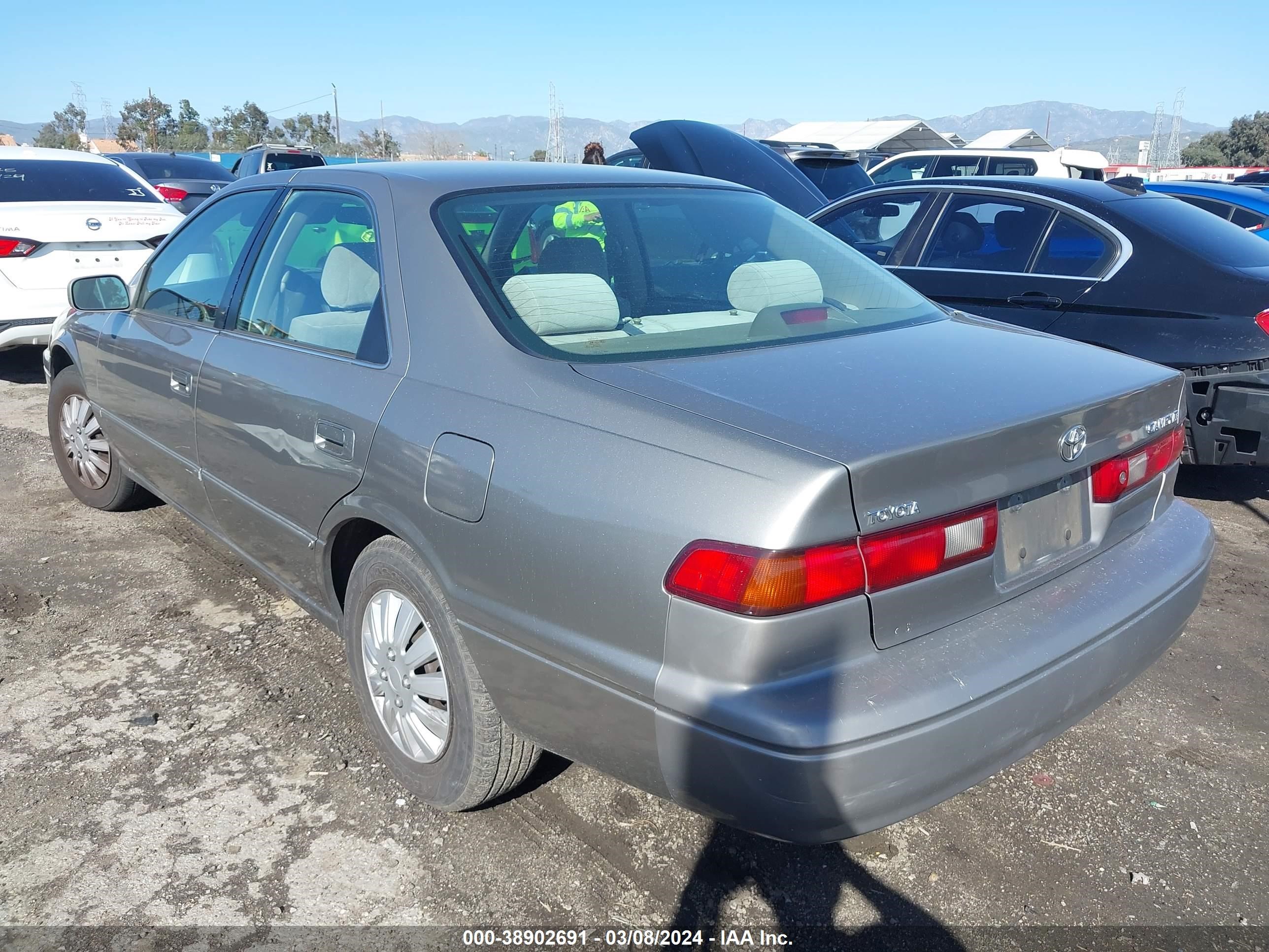 Photo 2 VIN: 4T1BG22K9XU412348 - TOYOTA CAMRY 