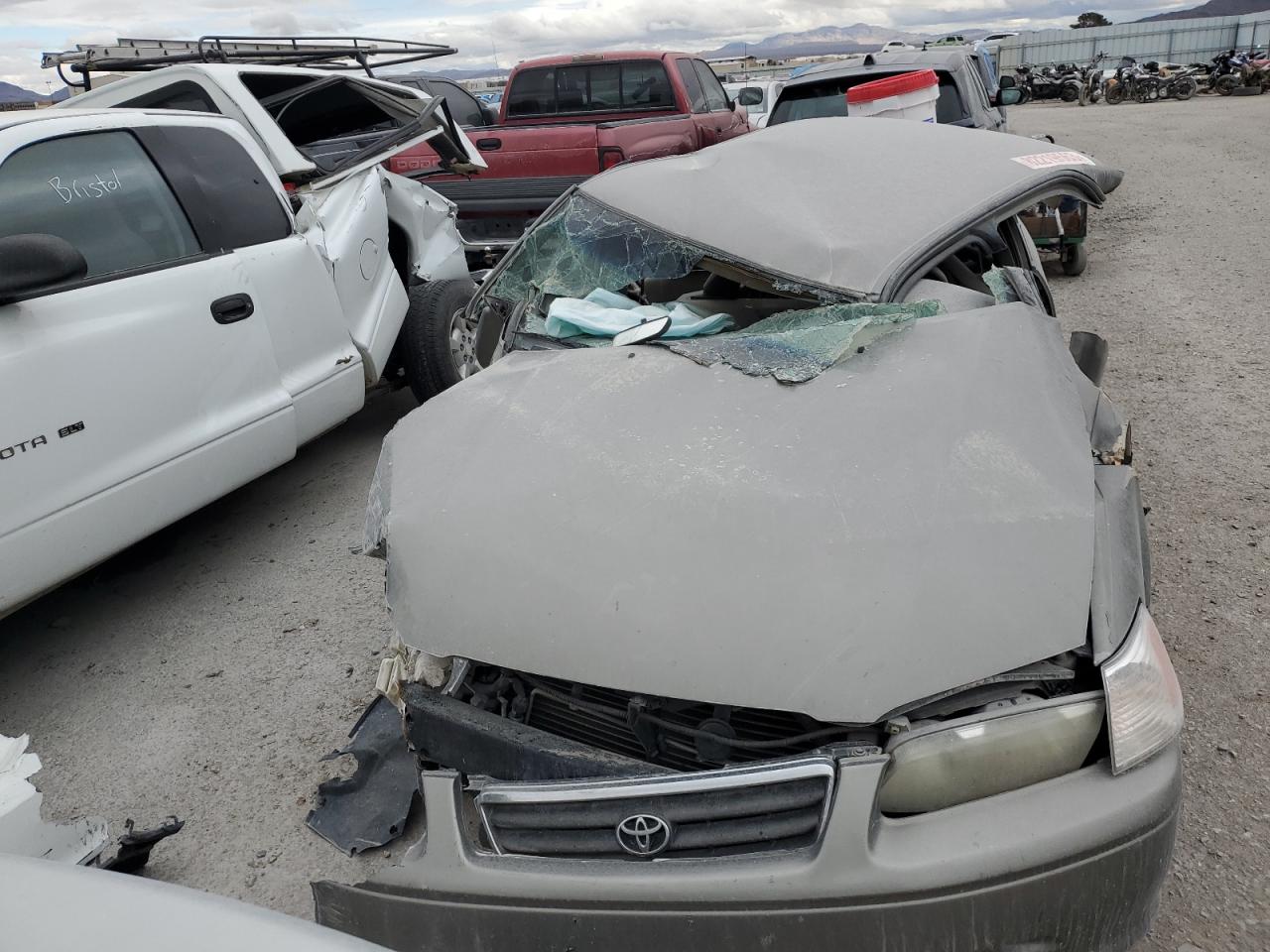 Photo 4 VIN: 4T1BG22K9YU715227 - TOYOTA CAMRY 