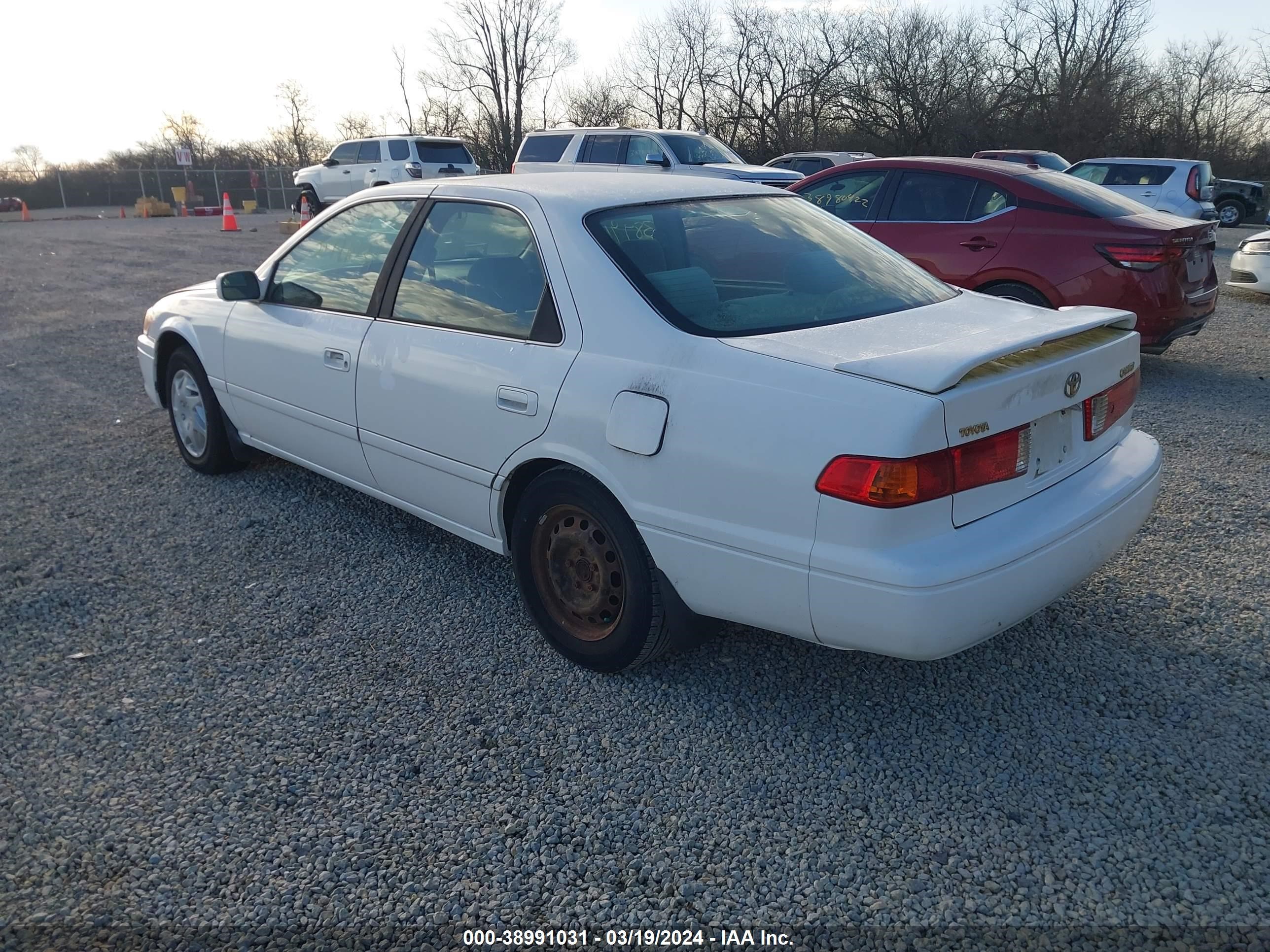 Photo 2 VIN: 4T1BG22KXYU927991 - TOYOTA CAMRY 