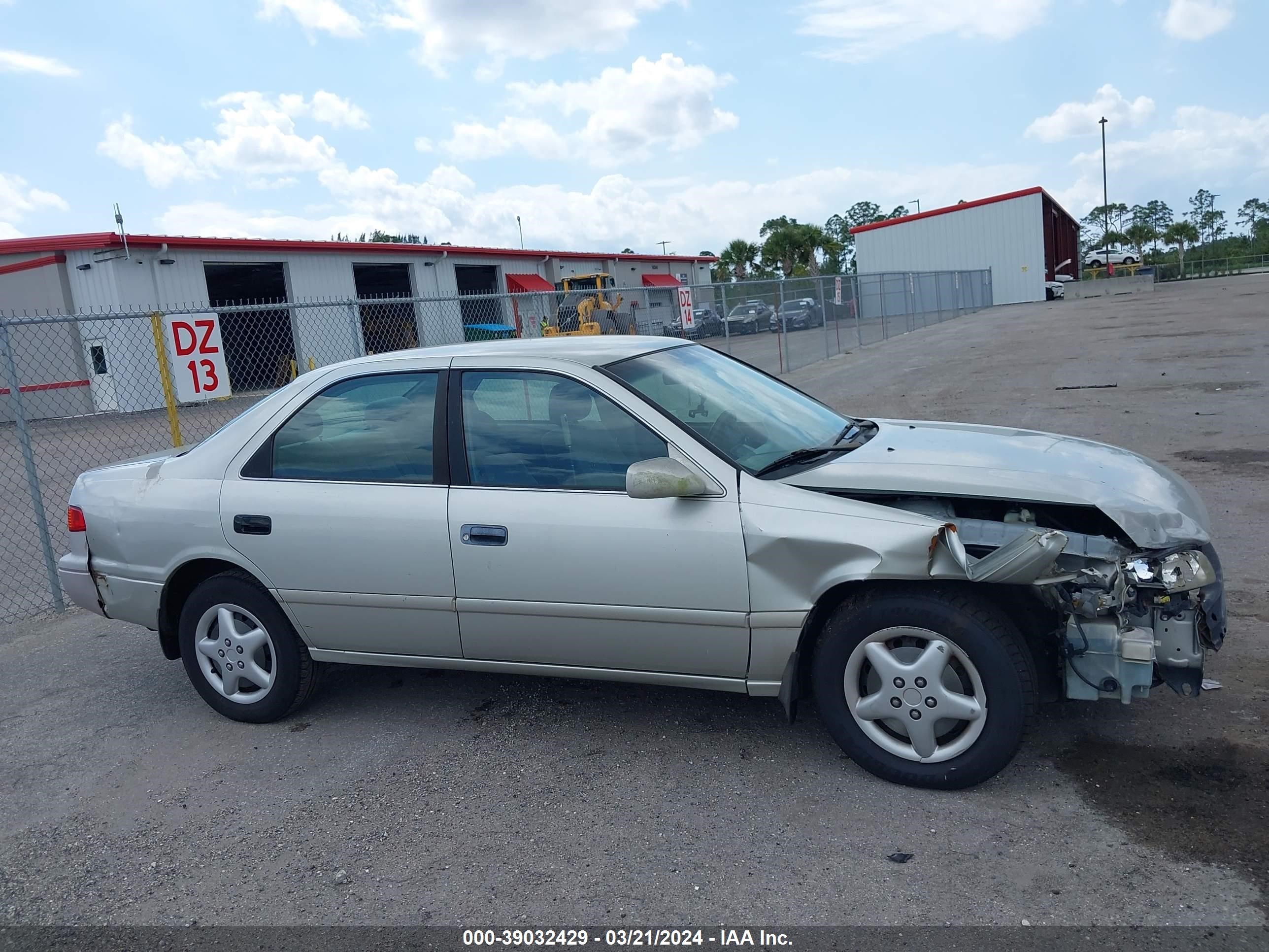 Photo 11 VIN: 4T1BG28K6YU681304 - TOYOTA CAMRY 