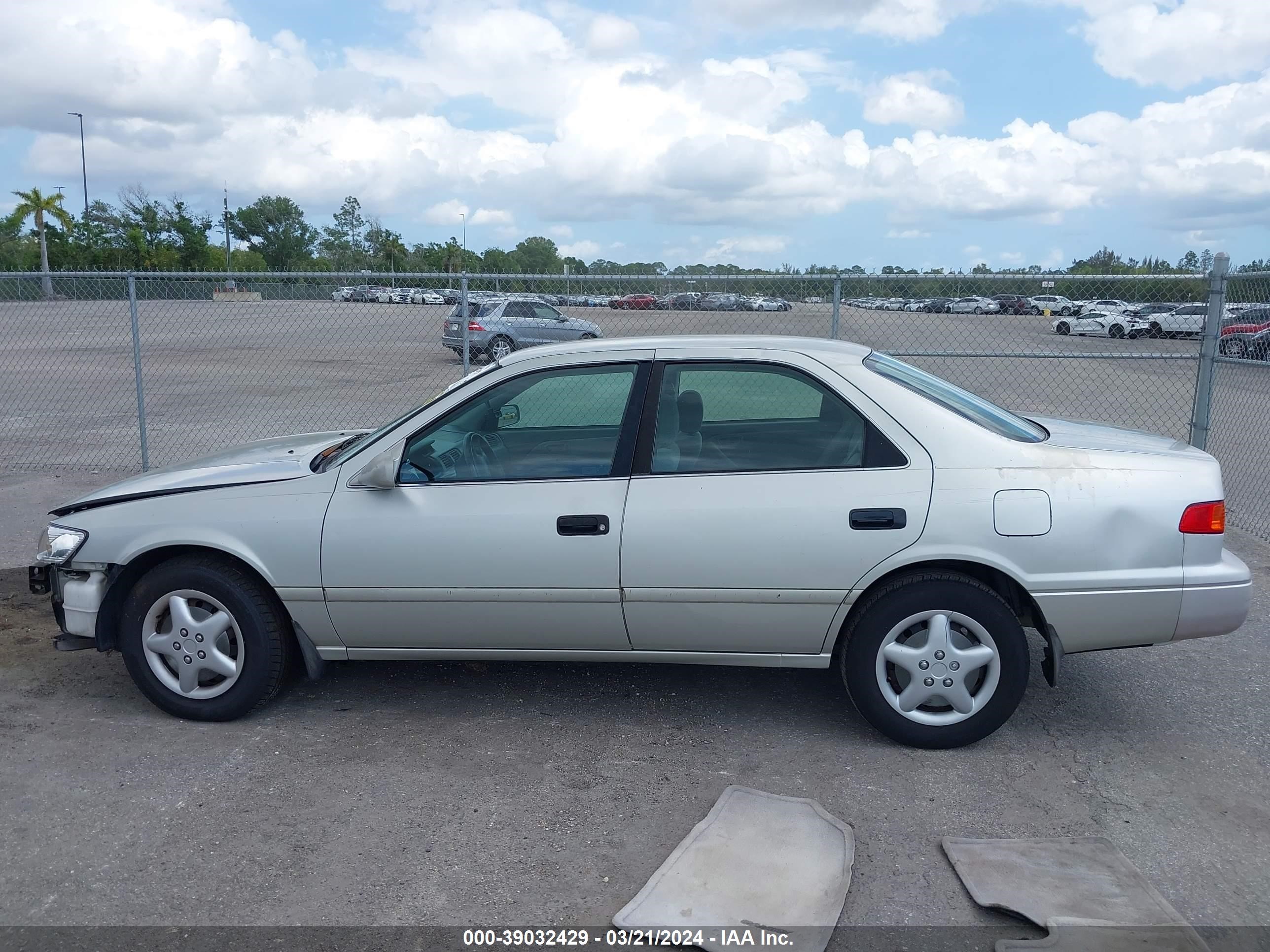 Photo 12 VIN: 4T1BG28K6YU681304 - TOYOTA CAMRY 