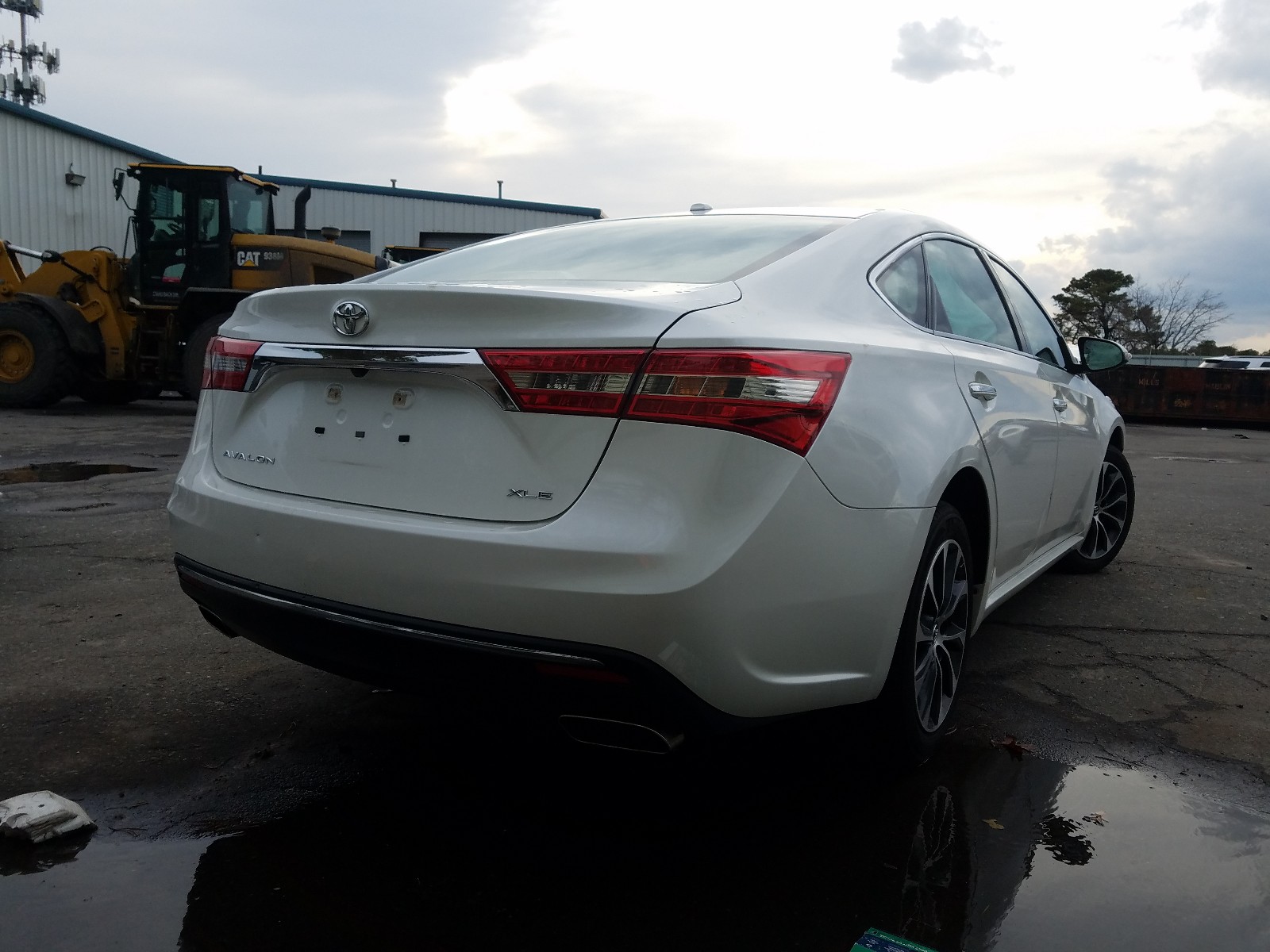 Photo 3 VIN: 4T1BK1EB2JU265348 - TOYOTA AVALON XLE 