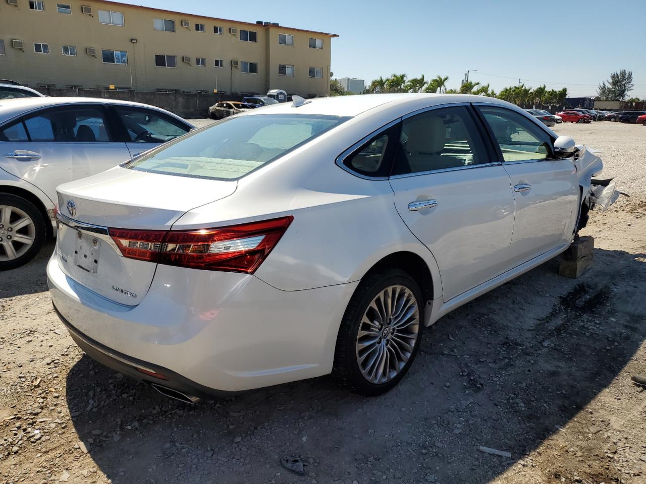 Photo 2 VIN: 4T1BK1EB3JU271773 - TOYOTA AVALON 