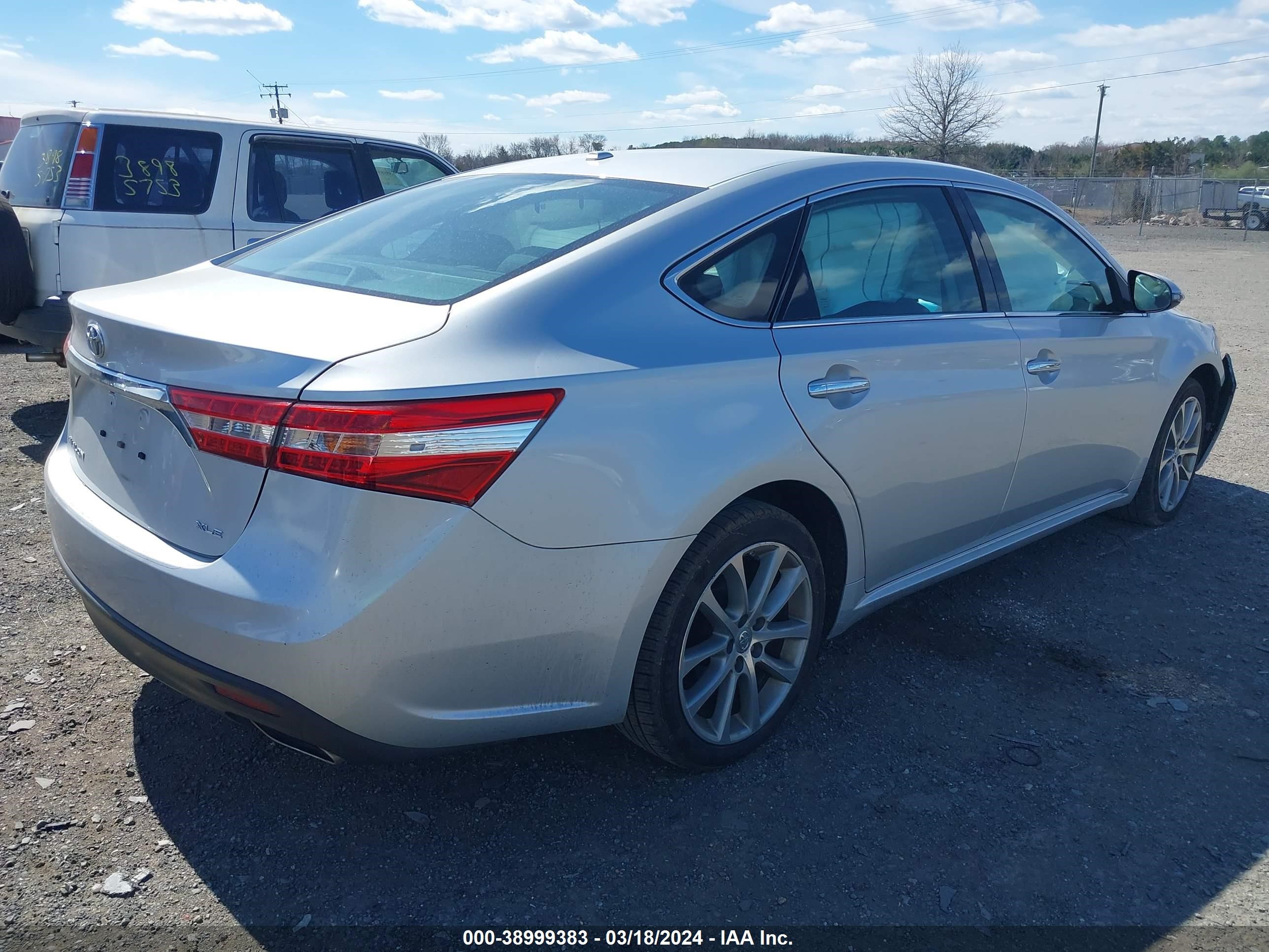 Photo 3 VIN: 4T1BK1EB8EU110888 - TOYOTA AVALON 