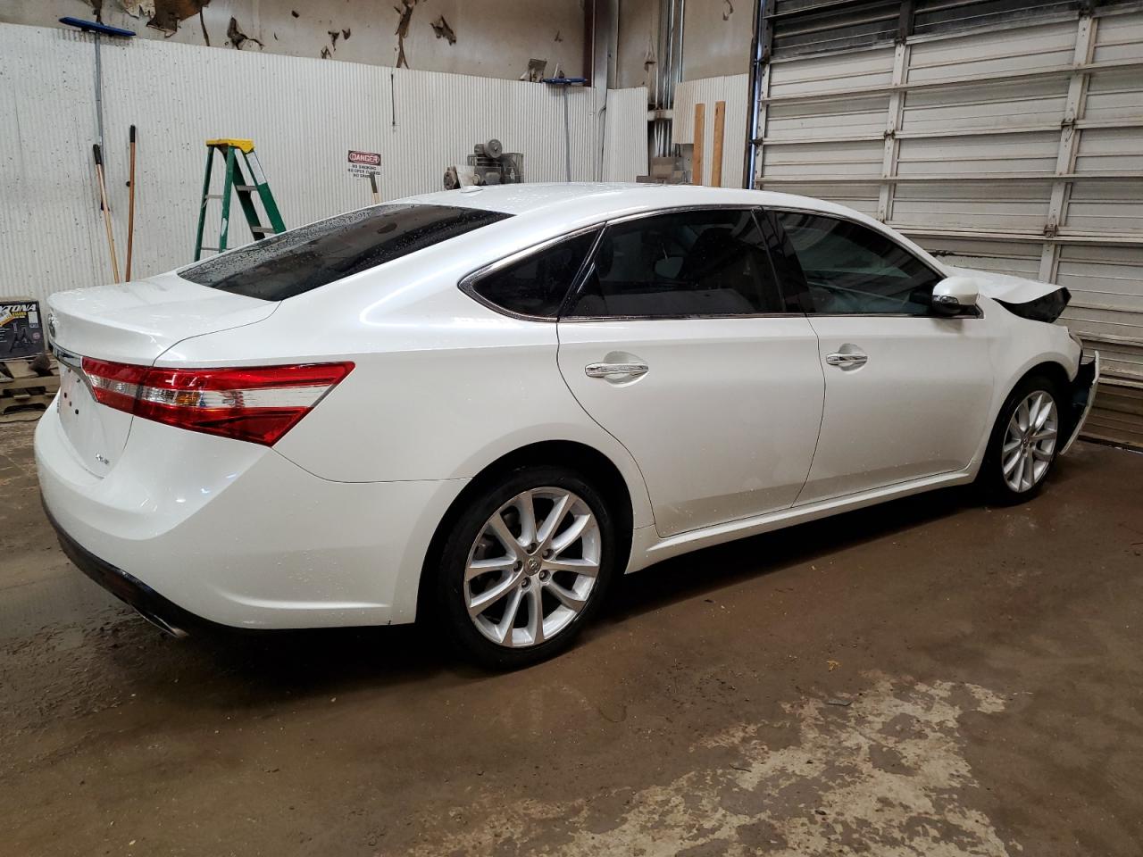 Photo 2 VIN: 4T1BK1EB9DU032135 - TOYOTA AVALON 