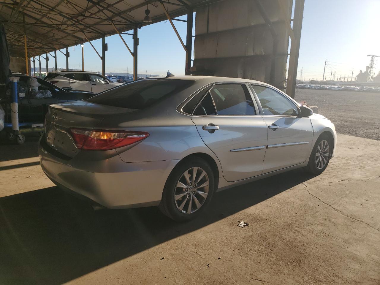 Photo 2 VIN: 4T1BK1FK7FU561553 - TOYOTA CAMRY 