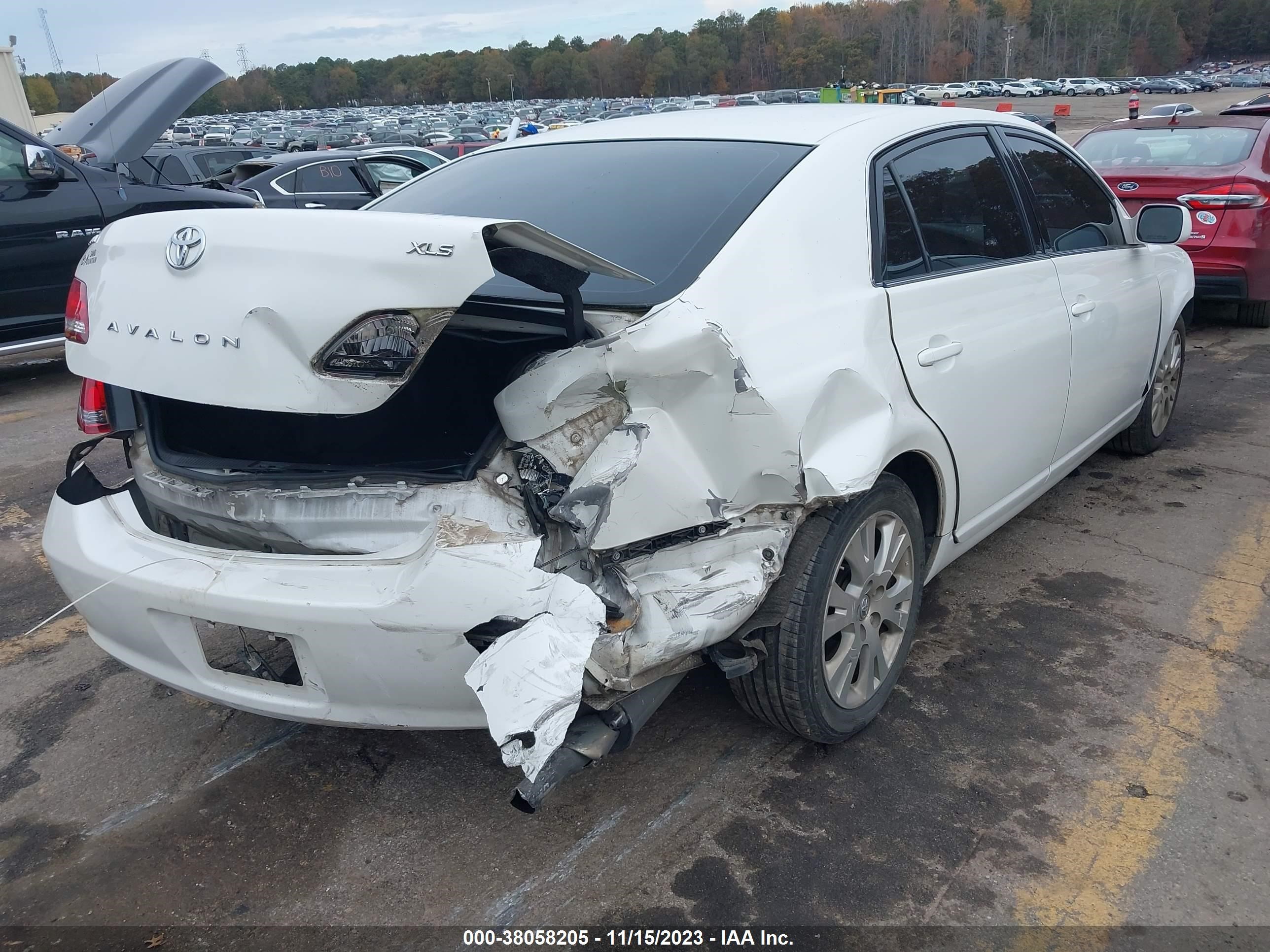 Photo 3 VIN: 4T1BK36B08U299809 - TOYOTA AVALON 