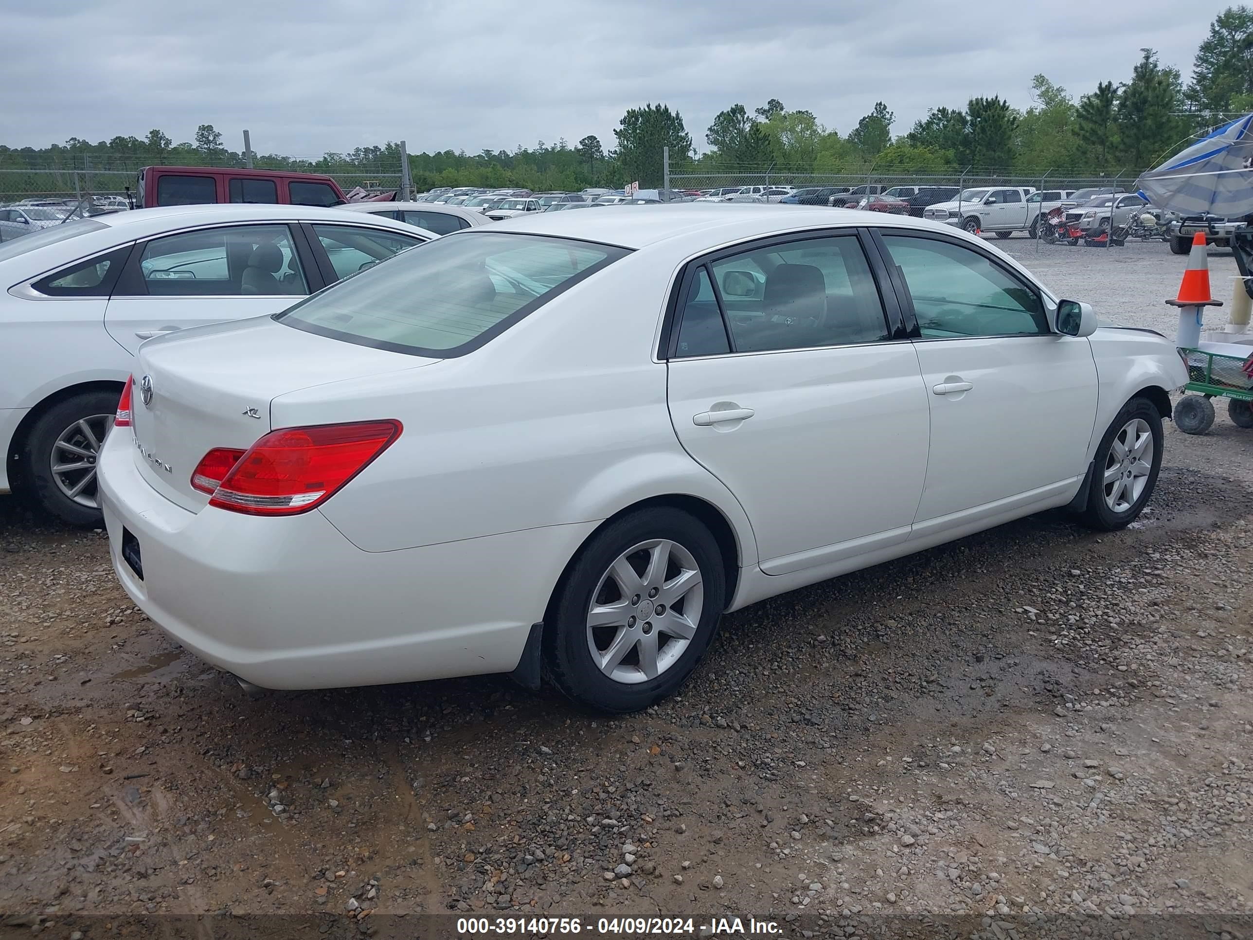 Photo 3 VIN: 4T1BK36B25U014040 - TOYOTA AVALON 