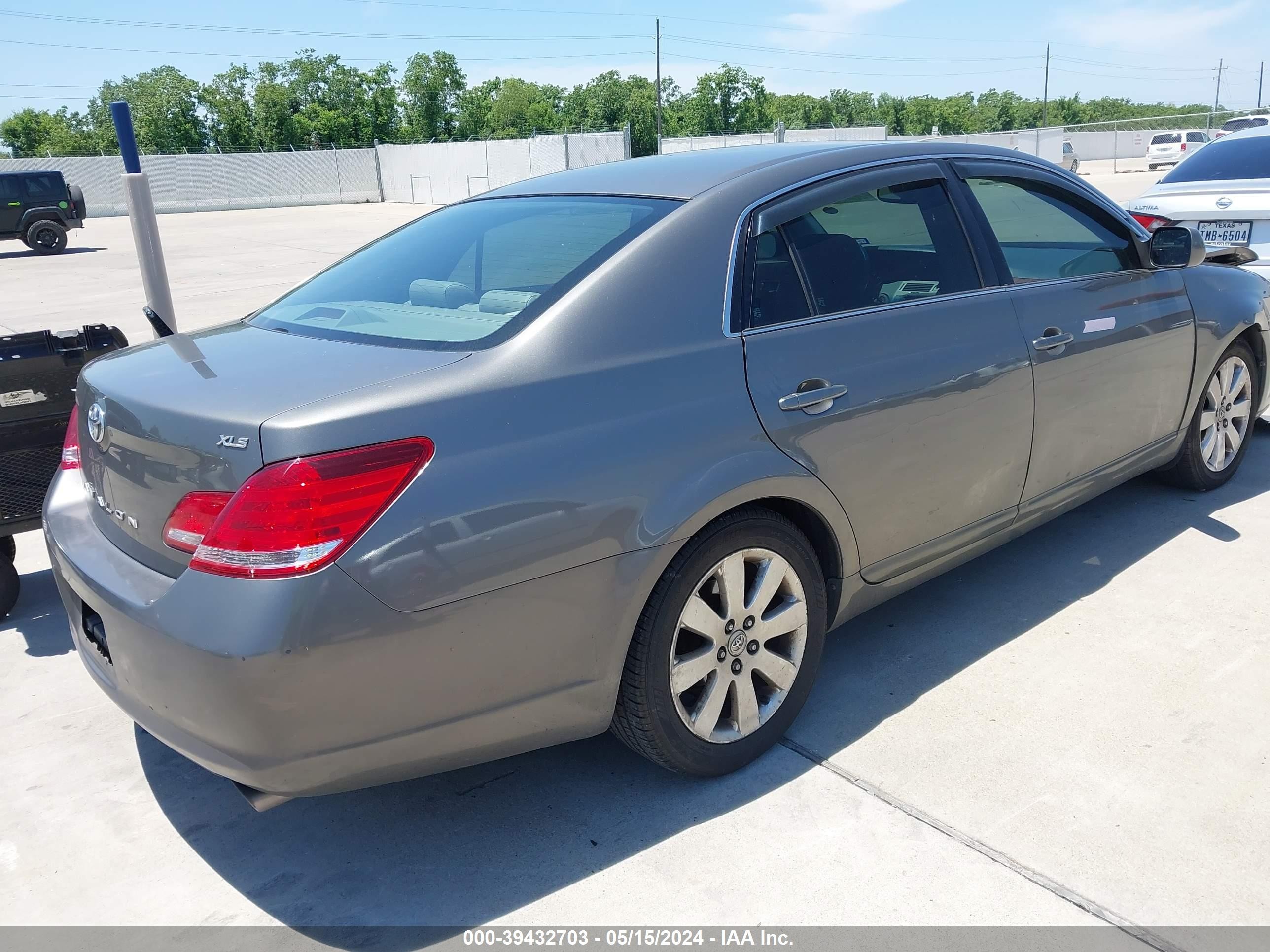 Photo 3 VIN: 4T1BK36B25U055008 - TOYOTA AVALON 