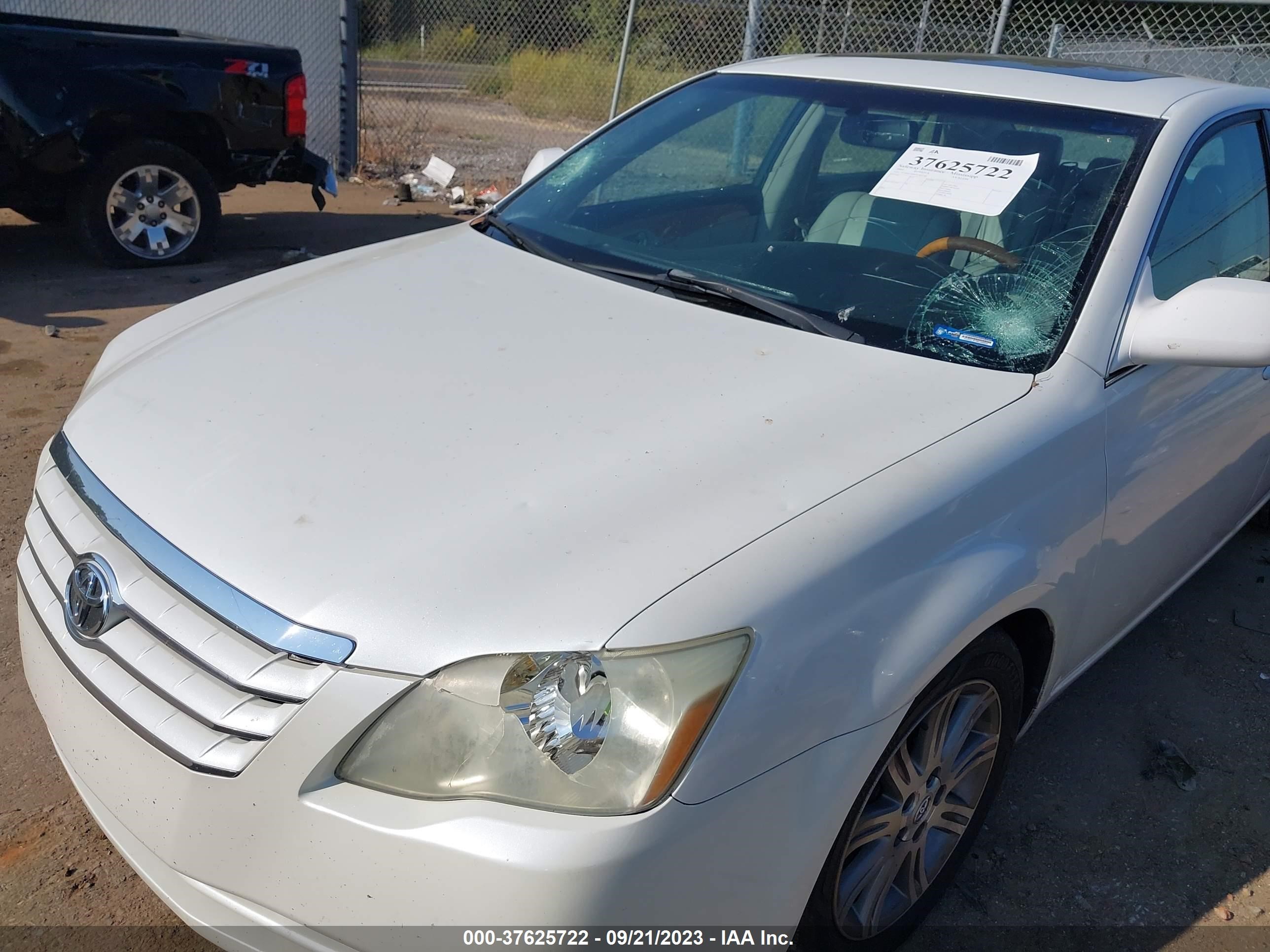 Photo 5 VIN: 4T1BK36B45U061280 - TOYOTA AVALON 