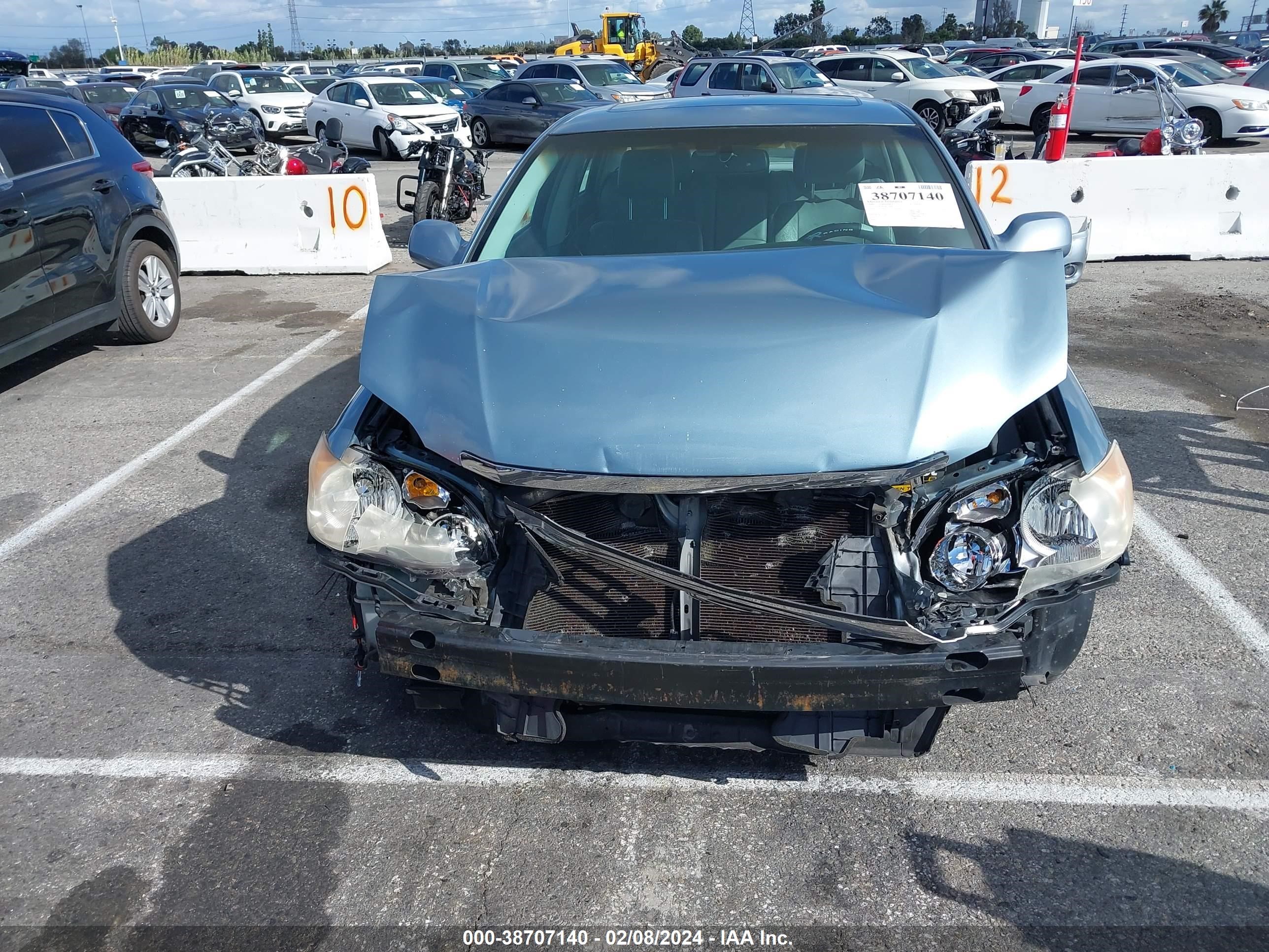 Photo 12 VIN: 4T1BK36B58U318905 - TOYOTA AVALON 