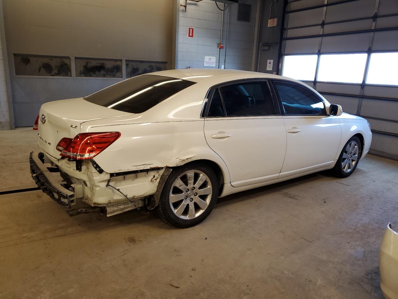 Photo 2 VIN: 4T1BK36B85U041680 - TOYOTA AVALON 