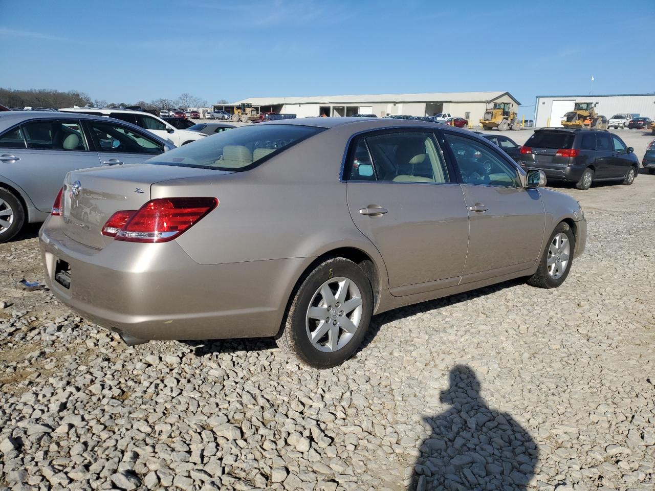 Photo 2 VIN: 4T1BK36B95U043566 - TOYOTA AVALON 