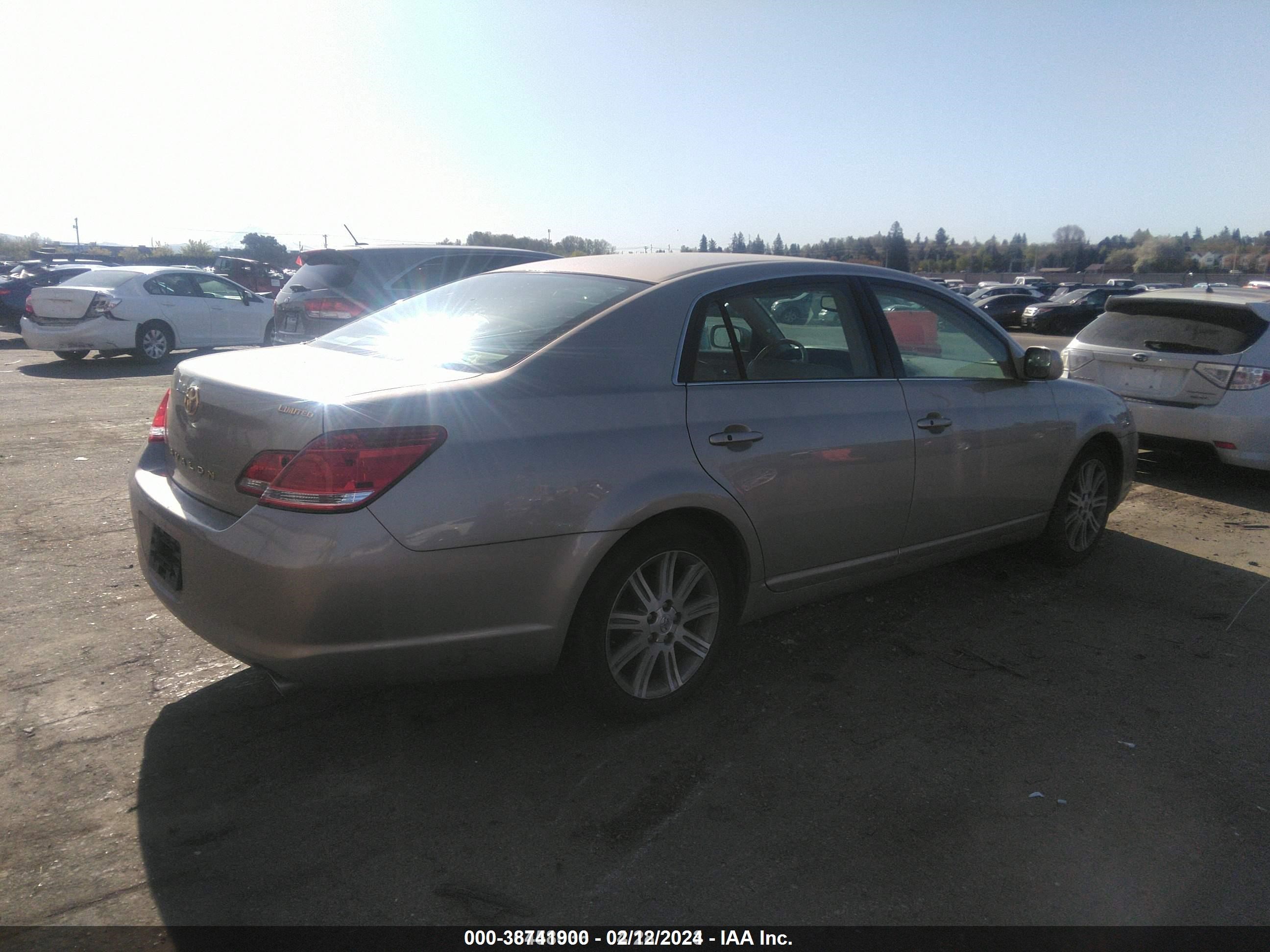 Photo 4 VIN: 4T1BK36BX5U029515 - TOYOTA AVALON 