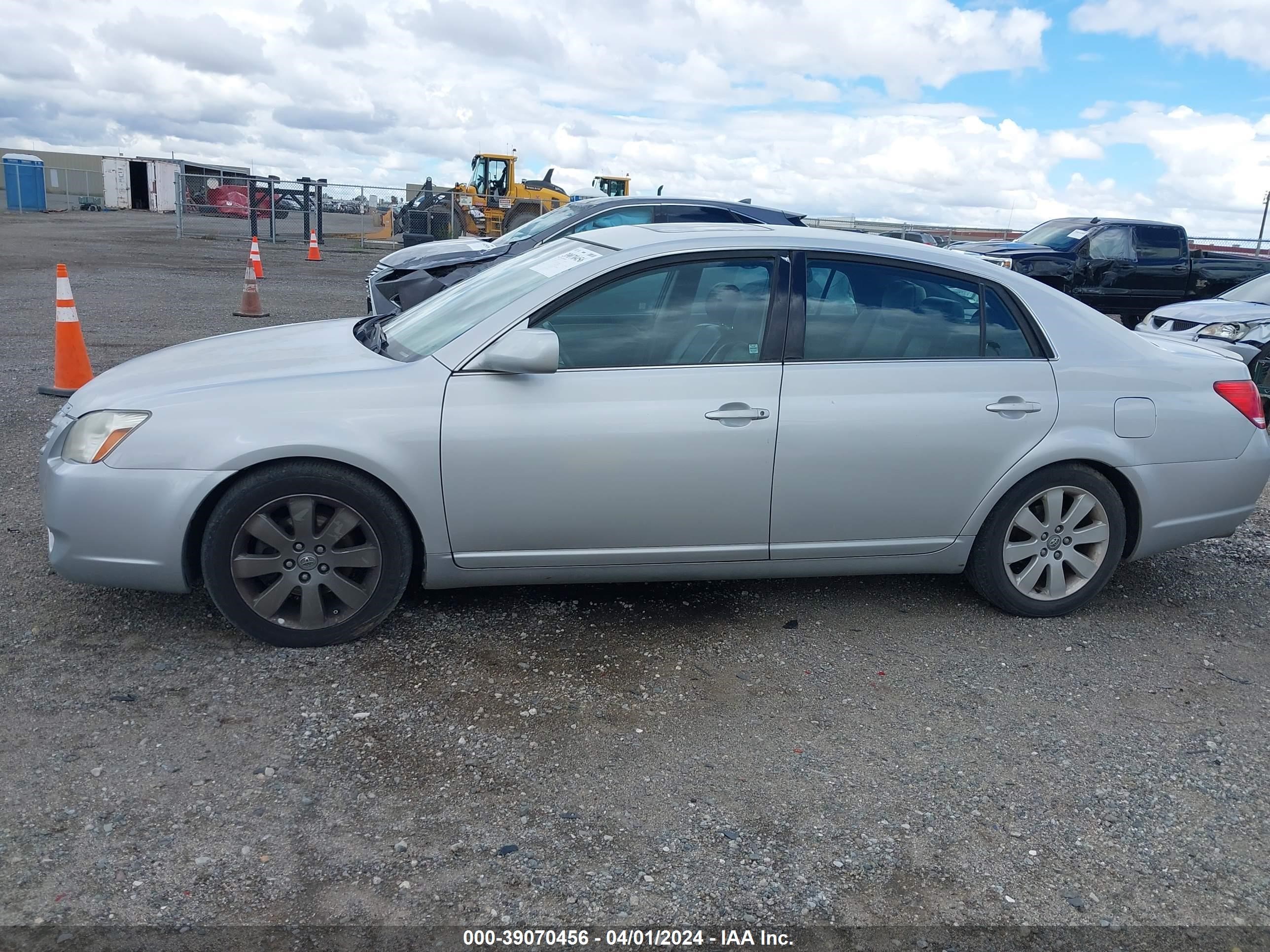 Photo 13 VIN: 4T1BK36BX5U061039 - TOYOTA AVALON XL 