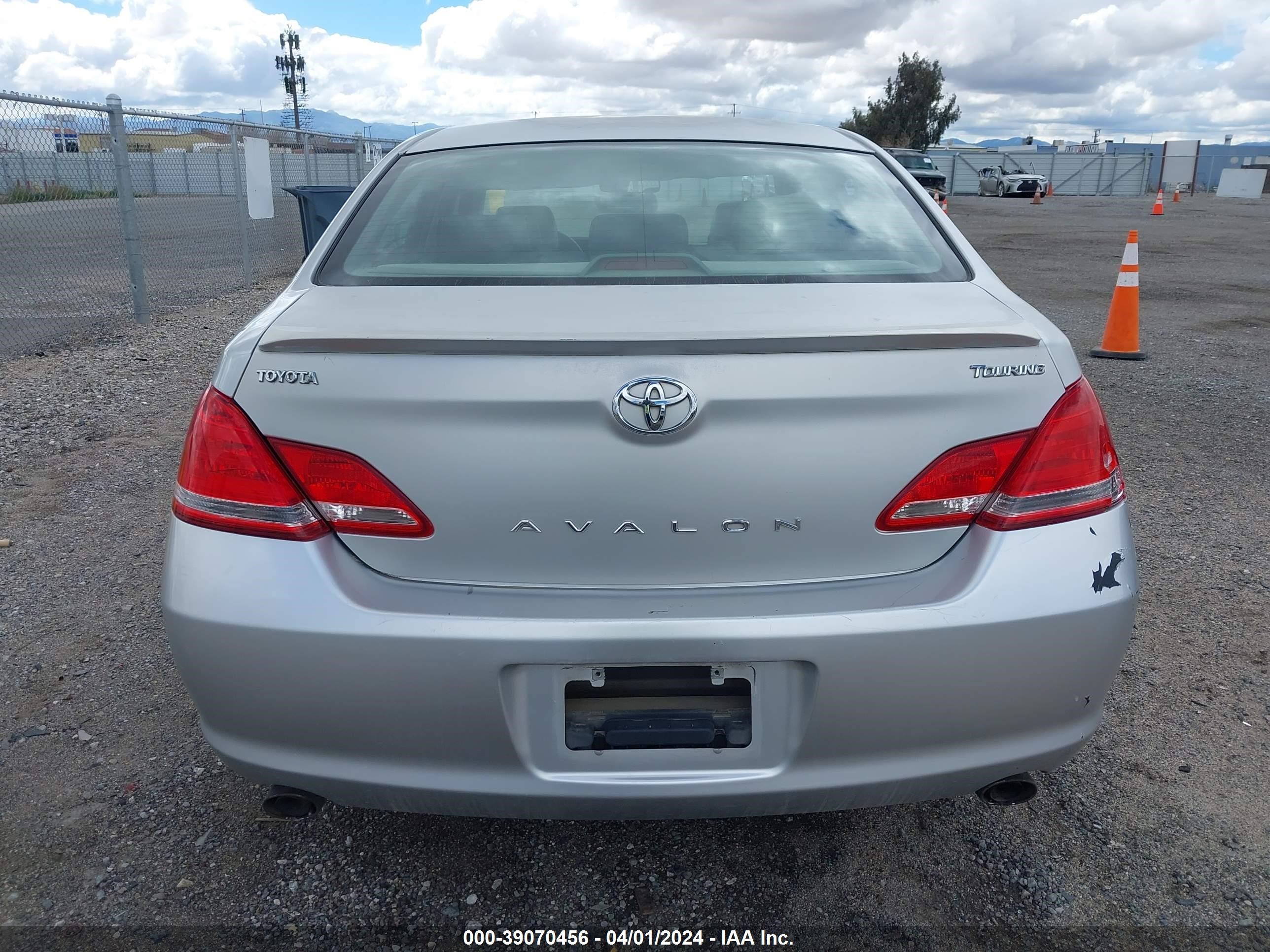 Photo 15 VIN: 4T1BK36BX5U061039 - TOYOTA AVALON XL 