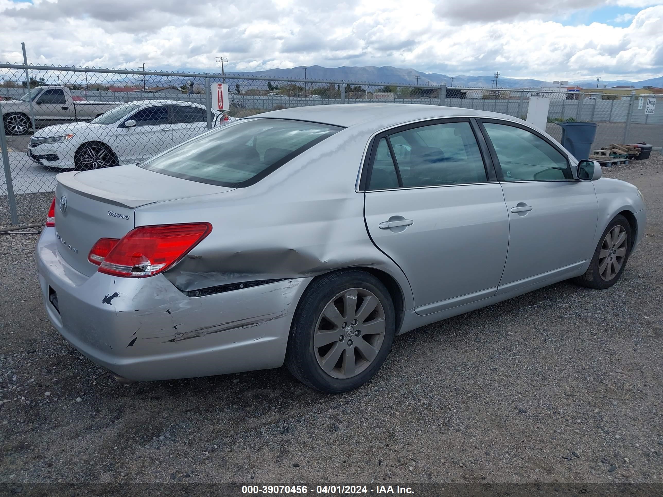 Photo 3 VIN: 4T1BK36BX5U061039 - TOYOTA AVALON XL 