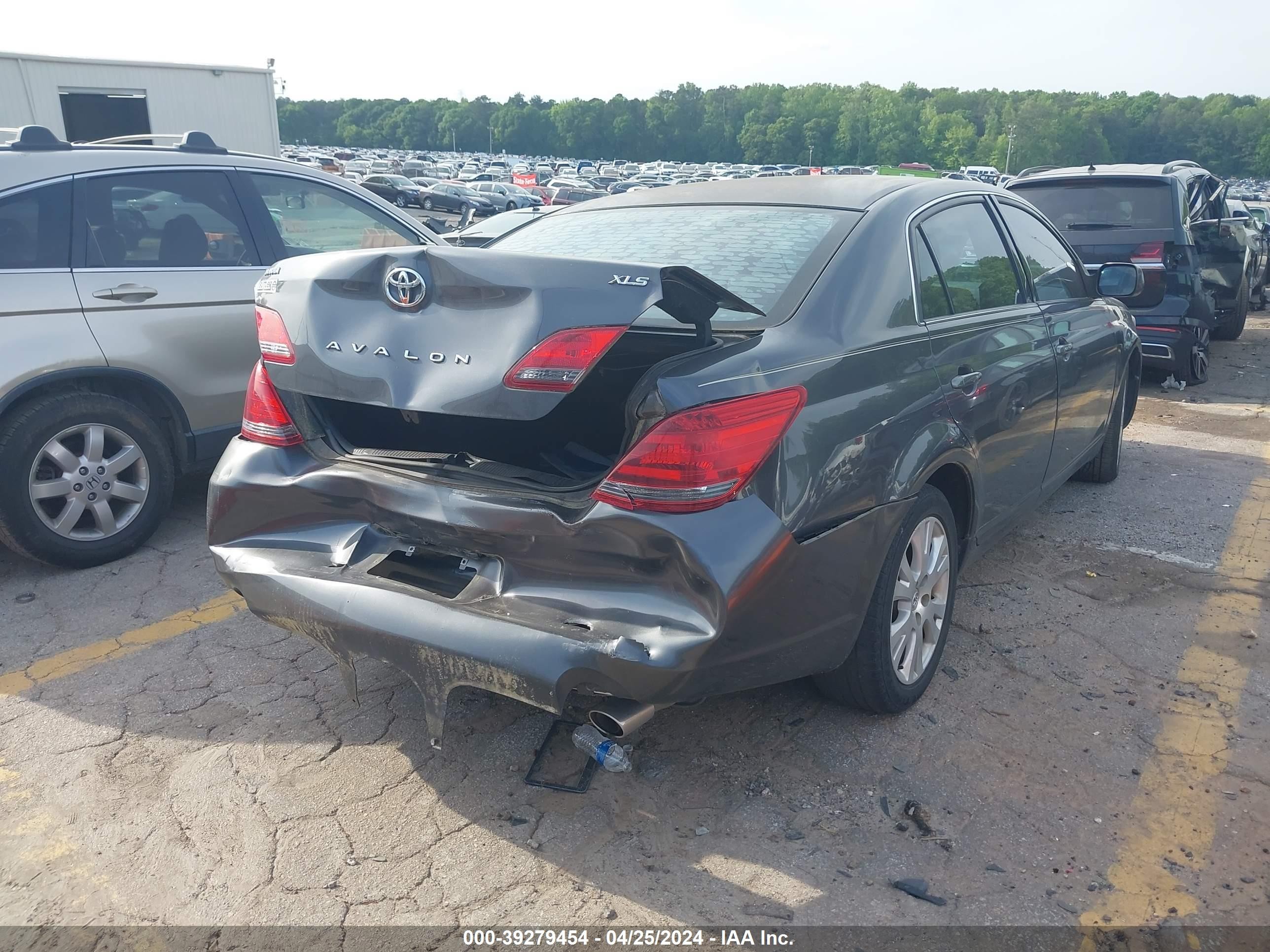 Photo 3 VIN: 4T1BK36BX8U318057 - TOYOTA AVALON 