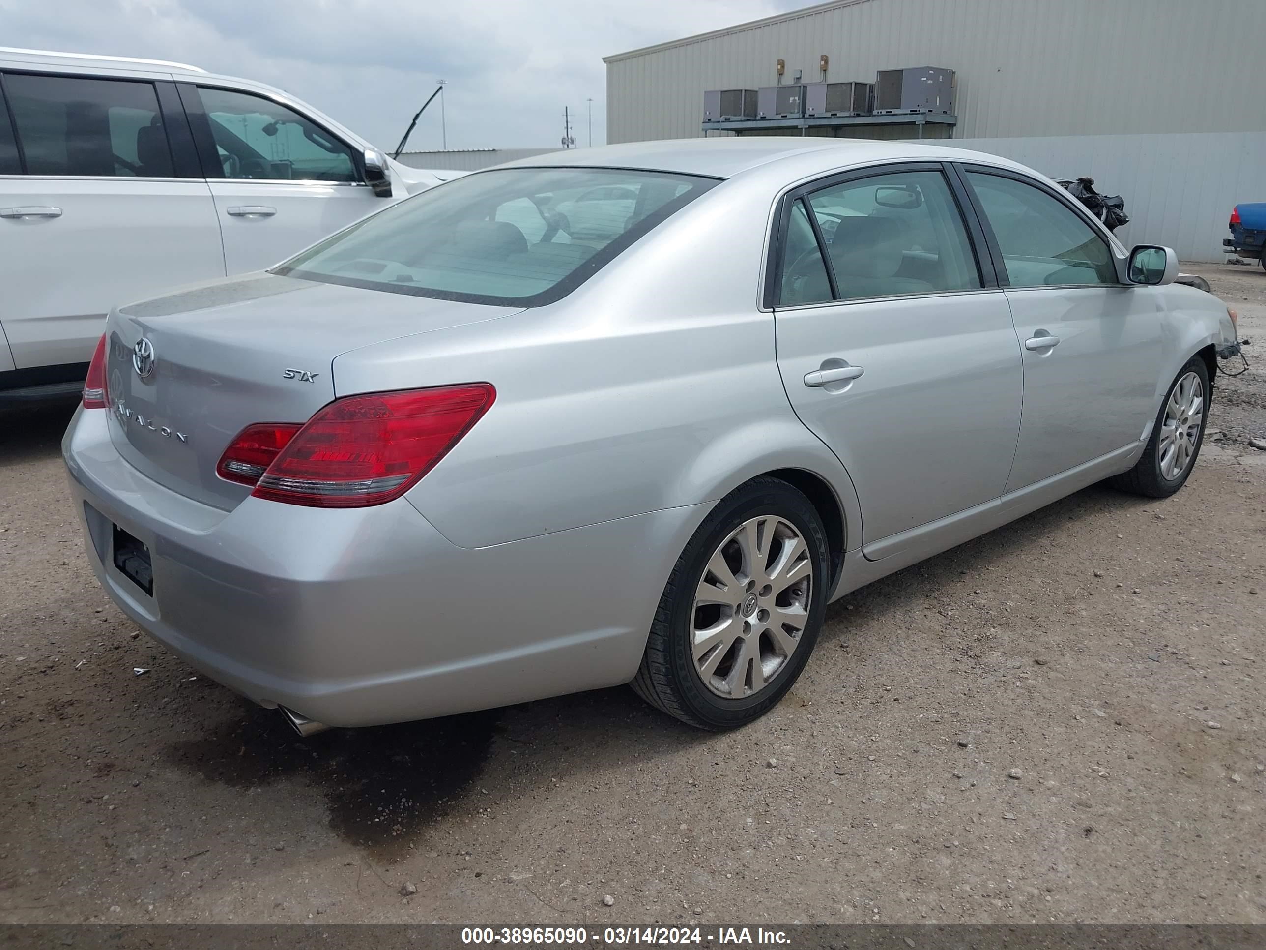 Photo 3 VIN: 4T1BK36BX8U320469 - TOYOTA AVALON 