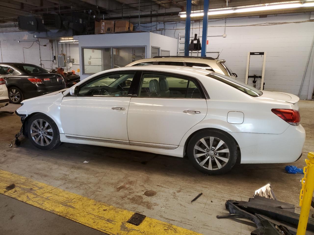 Photo 1 VIN: 4T1BK3DB1BU420096 - TOYOTA AVALON 