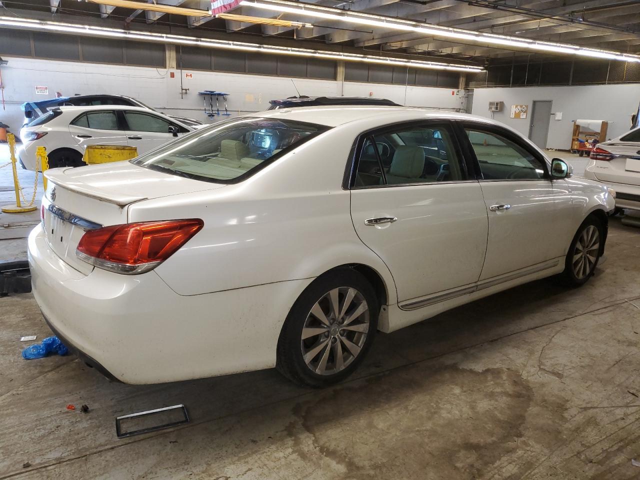 Photo 2 VIN: 4T1BK3DB1BU420096 - TOYOTA AVALON 