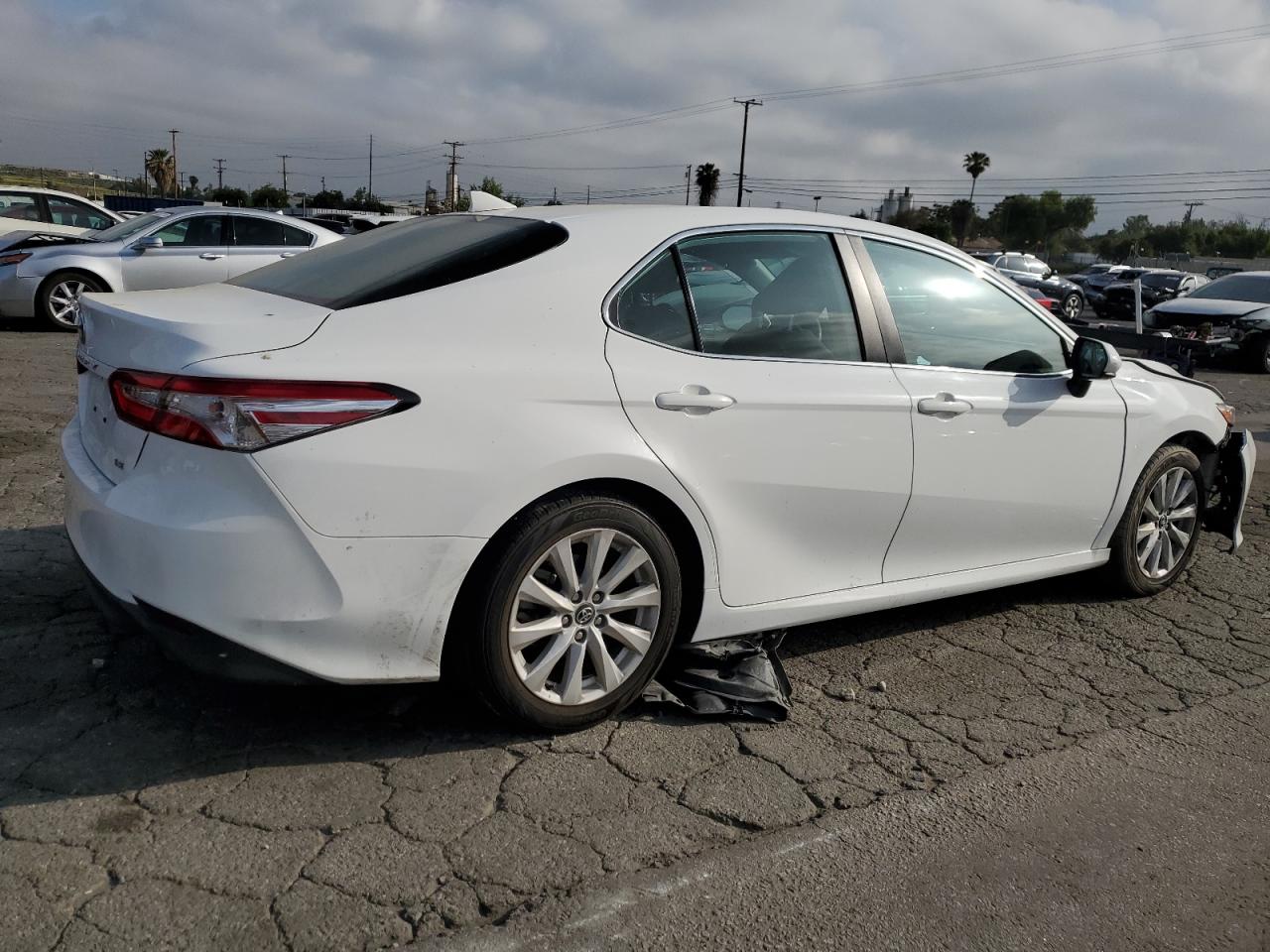 Photo 2 VIN: 4T1C11AK3LU321572 - TOYOTA CAMRY 