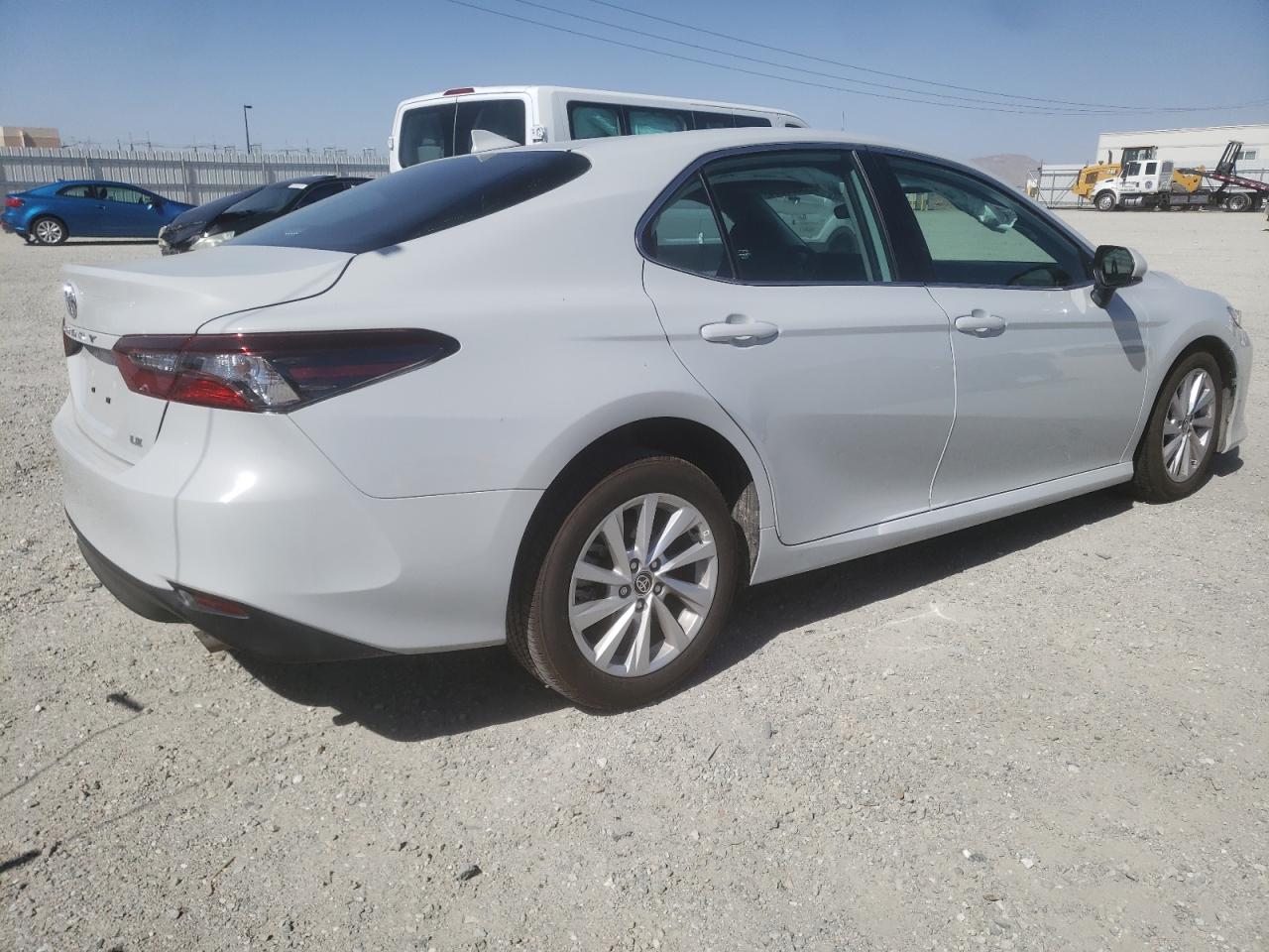 Photo 2 VIN: 4T1C11AK3RU236367 - TOYOTA CAMRY LE 