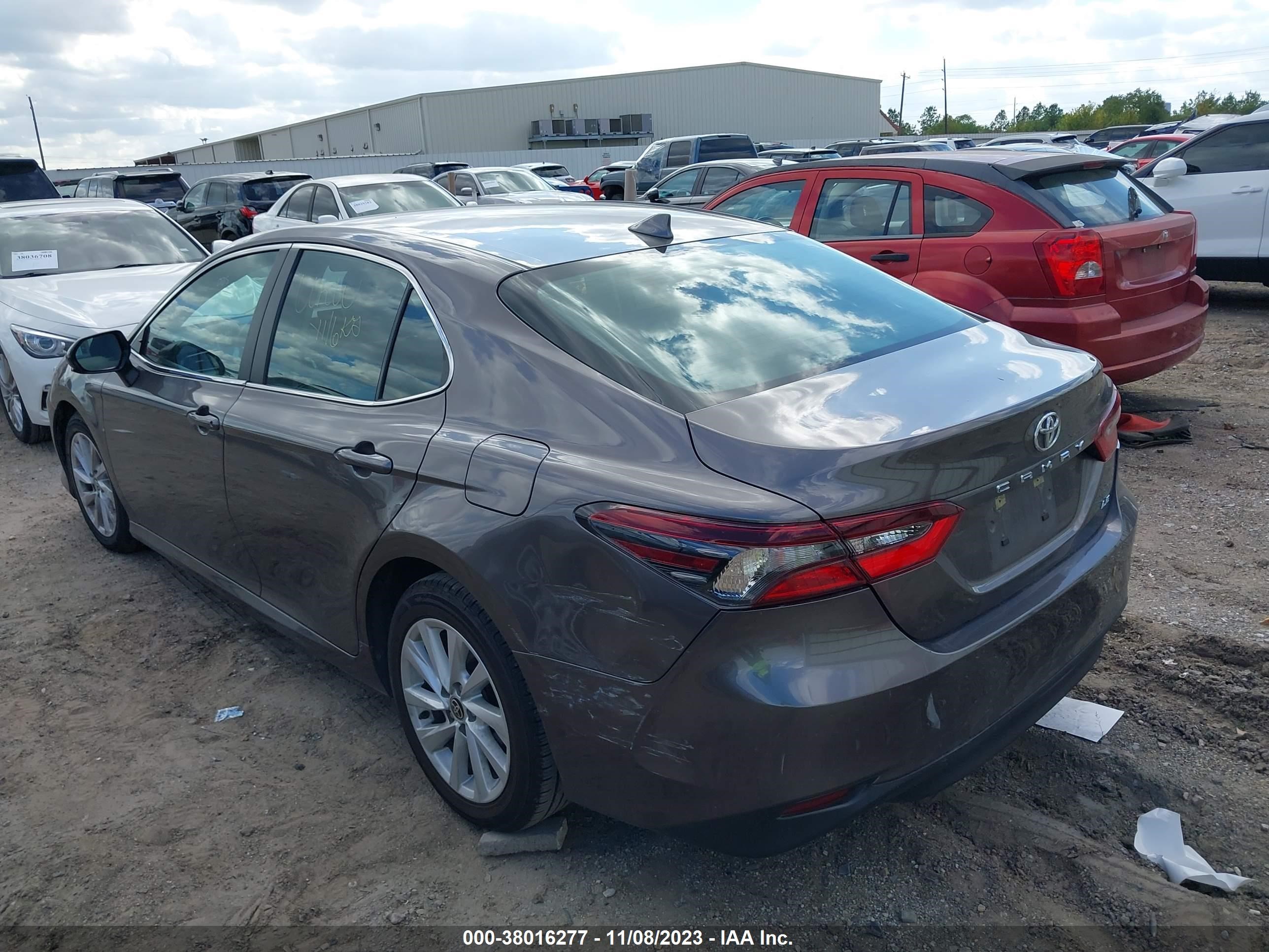 Photo 2 VIN: 4T1C11AK7NU682631 - TOYOTA CAMRY 