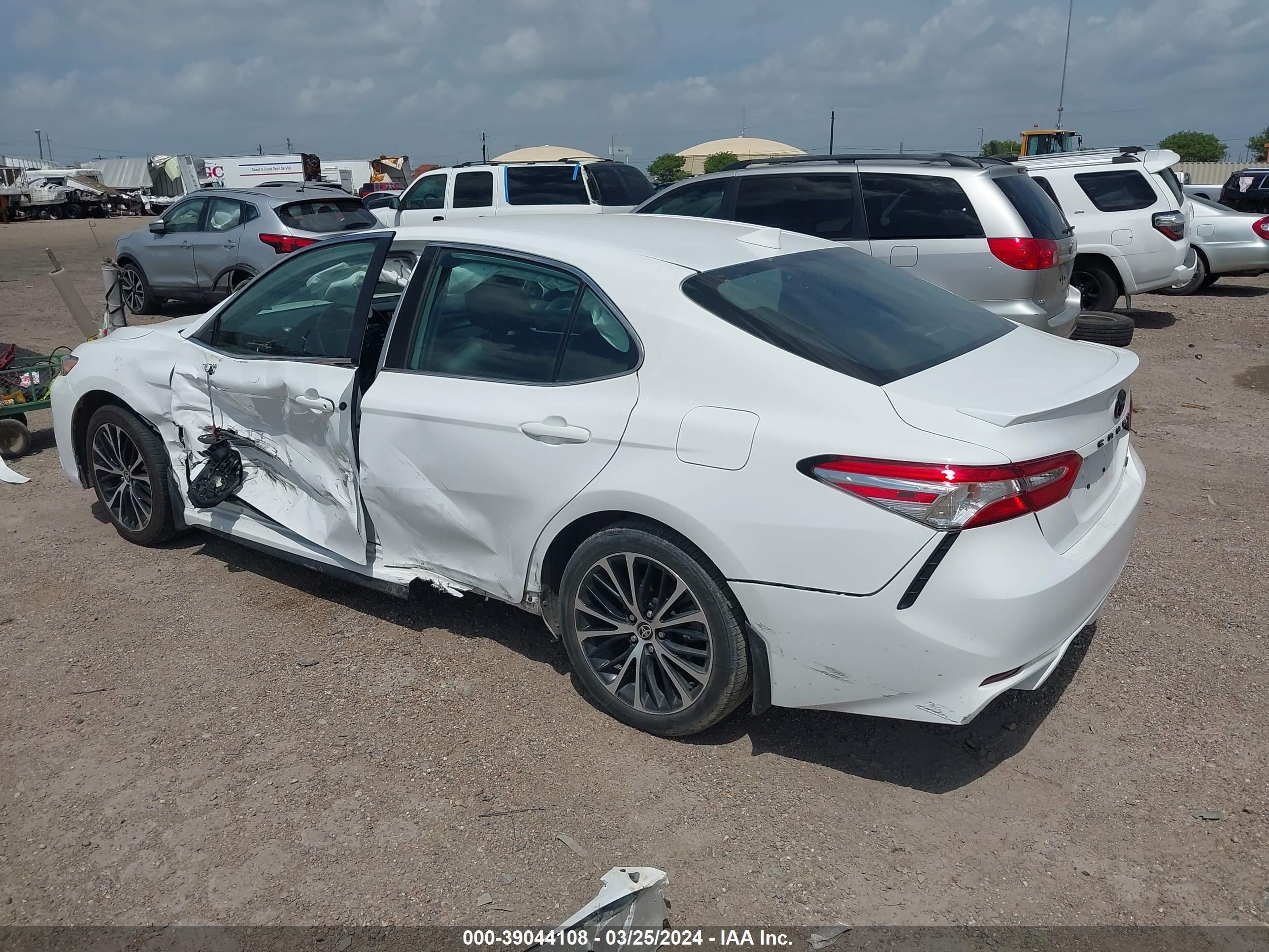 Photo 2 VIN: 4T1G11AK1LU508052 - TOYOTA CAMRY 