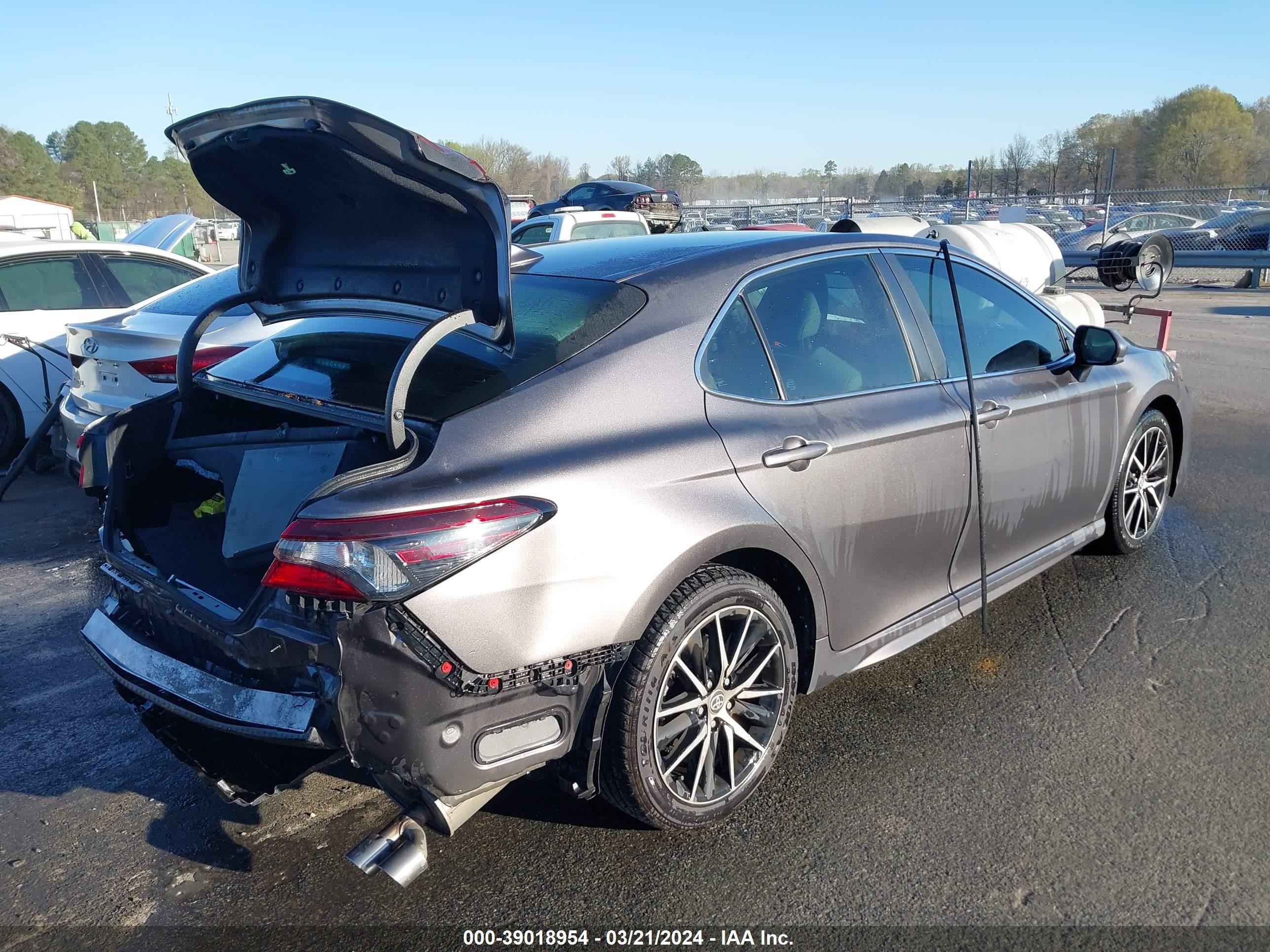 Photo 3 VIN: 4T1G11AK1MU561142 - TOYOTA CAMRY 