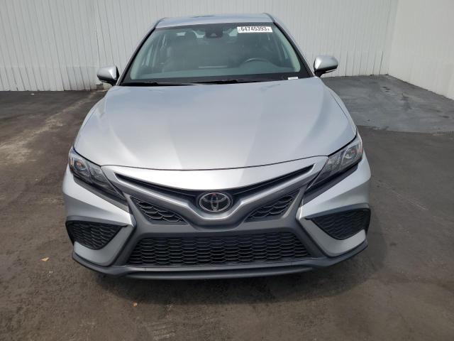 Photo 4 VIN: 4T1G11AK1NU674963 - TOYOTA CAMRY SE 