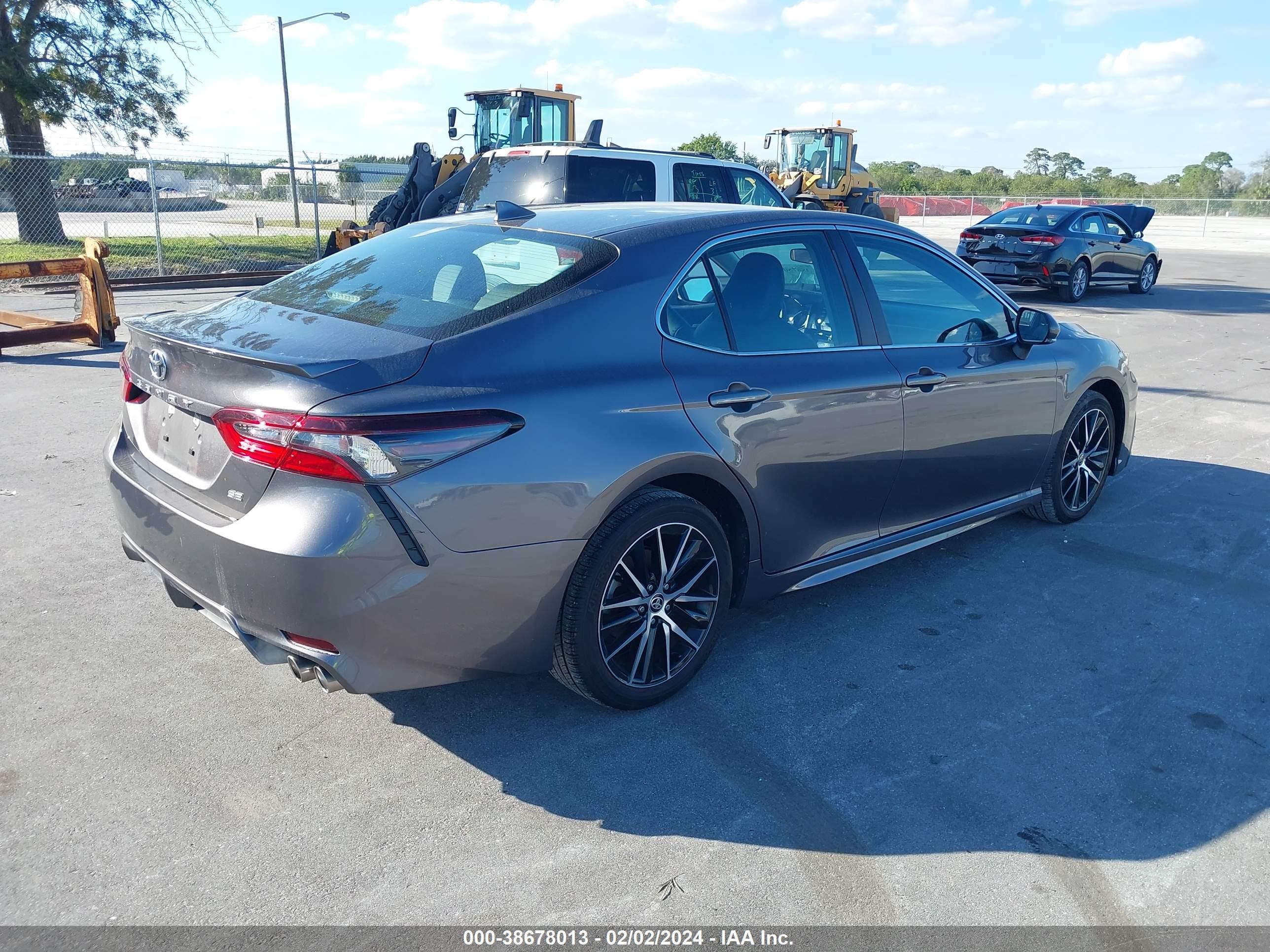 Photo 3 VIN: 4T1G11AK1PU761233 - TOYOTA CAMRY 