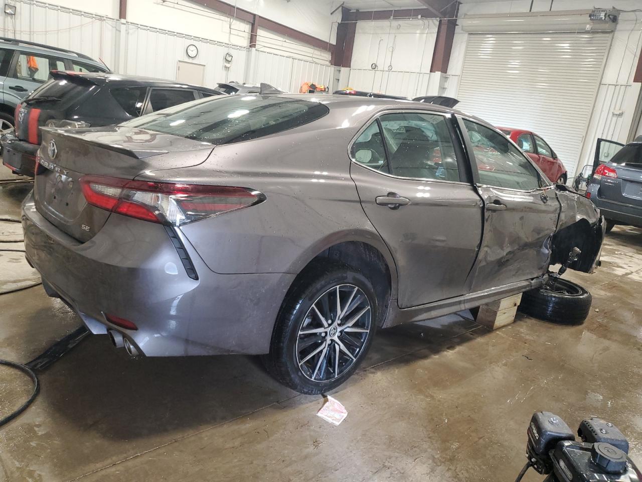 Photo 2 VIN: 4T1G11AK3NU674673 - TOYOTA CAMRY 